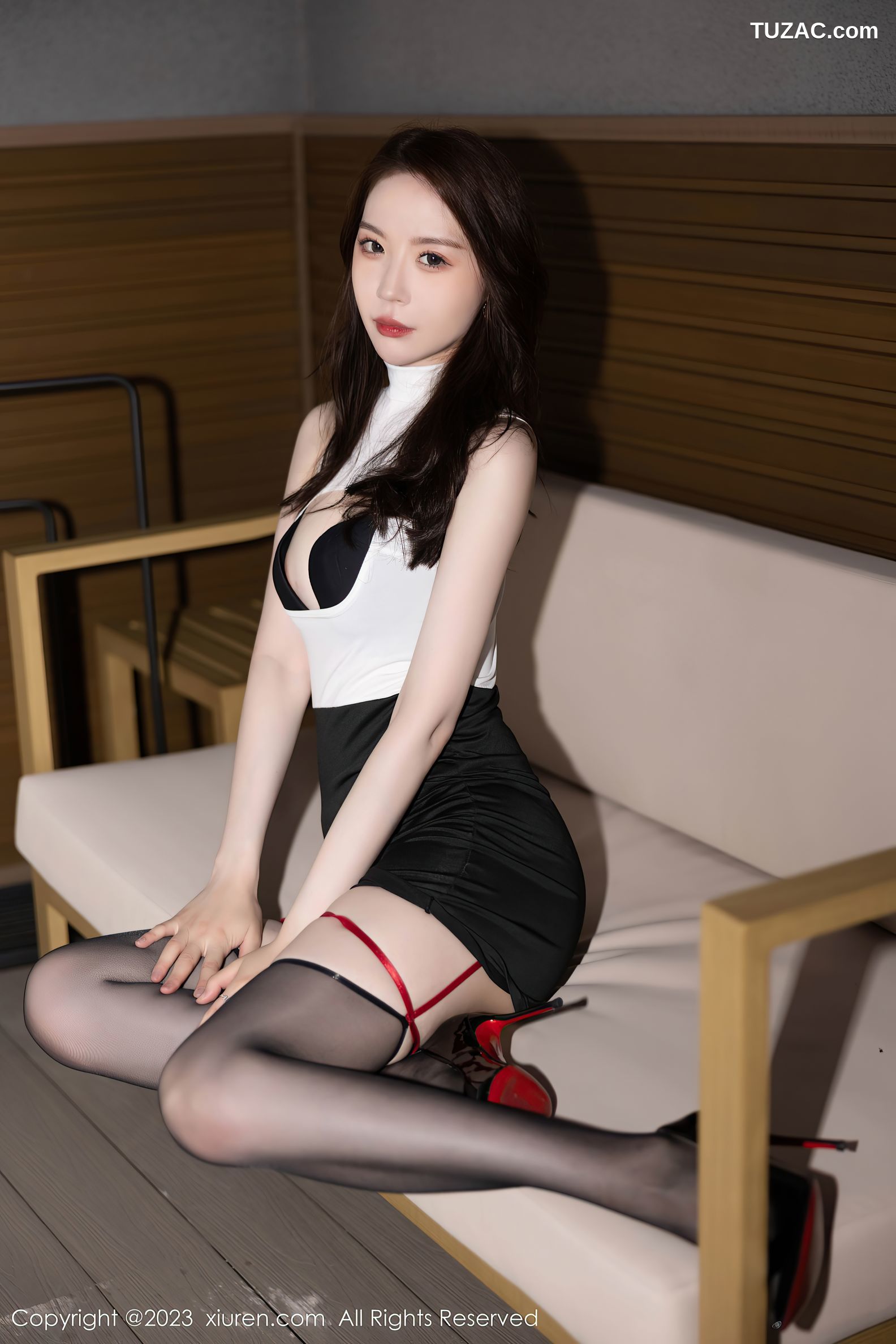 XiuRen秀人网-7105-梦心玥-白背心黑短裙黑丝-2023.07.19