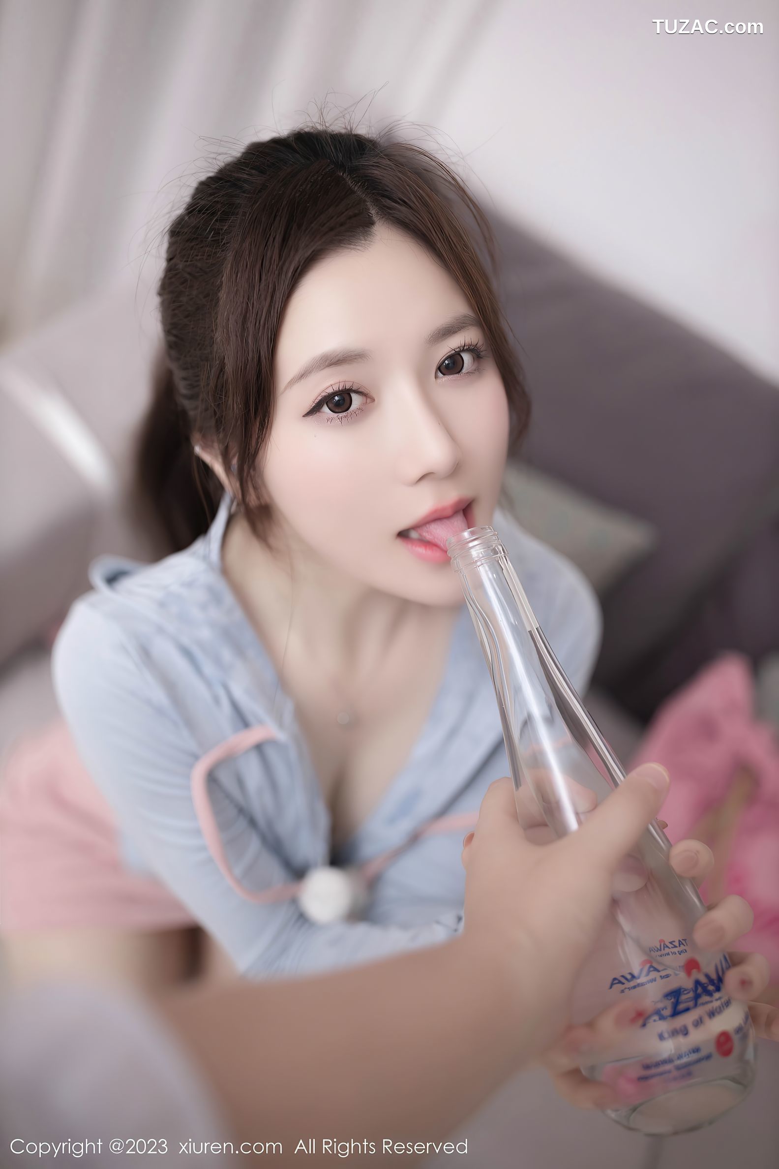 XiuRen秀人网-7120-鱼子酱Fish-泰国旅拍-灰衫粉短裙浅粉蕾丝内衣-2023.07.21