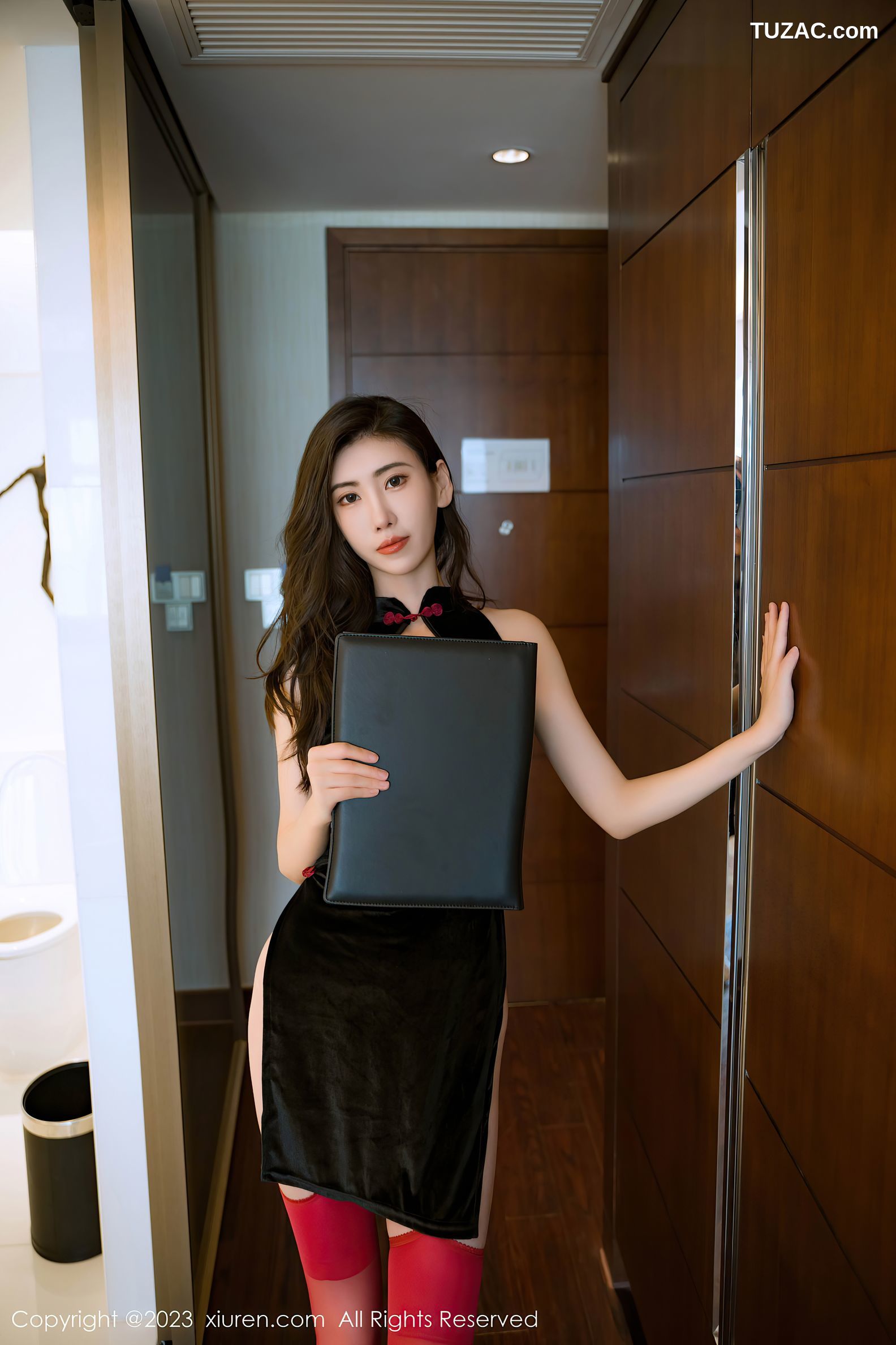 XiuRen秀人网-7128-章芃芃-黑色情趣旗袍红吊带袜-2023.07.24