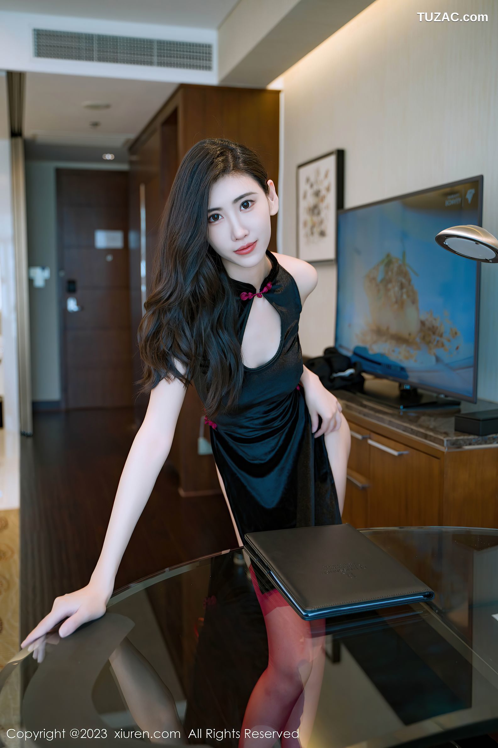 XiuRen秀人网-7128-章芃芃-黑色情趣旗袍红吊带袜-2023.07.24