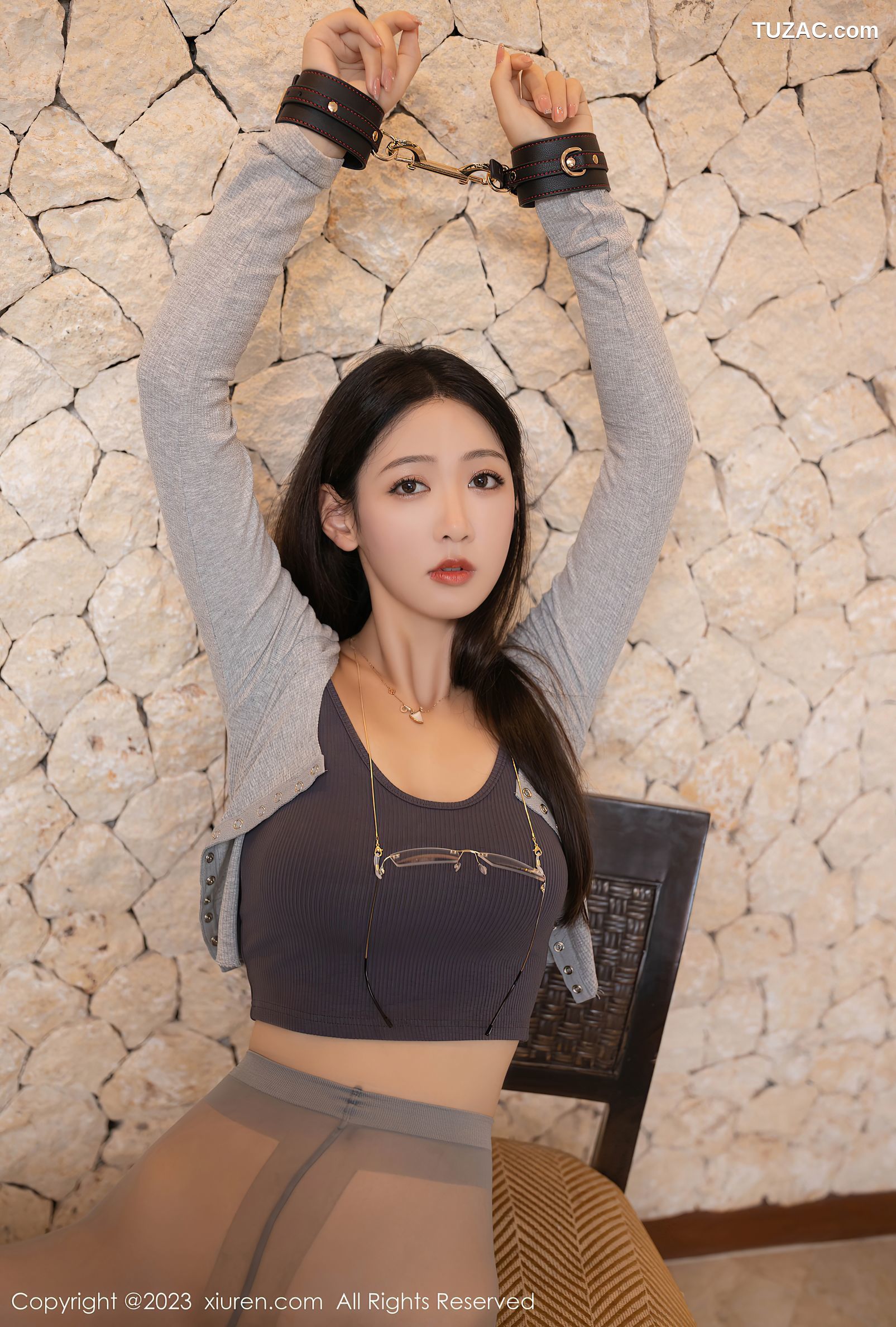 XiuRen秀人网-7129-唐安琪-巴厘岛旅拍-灰色职业套装渐变色丝袜-2023.07.24