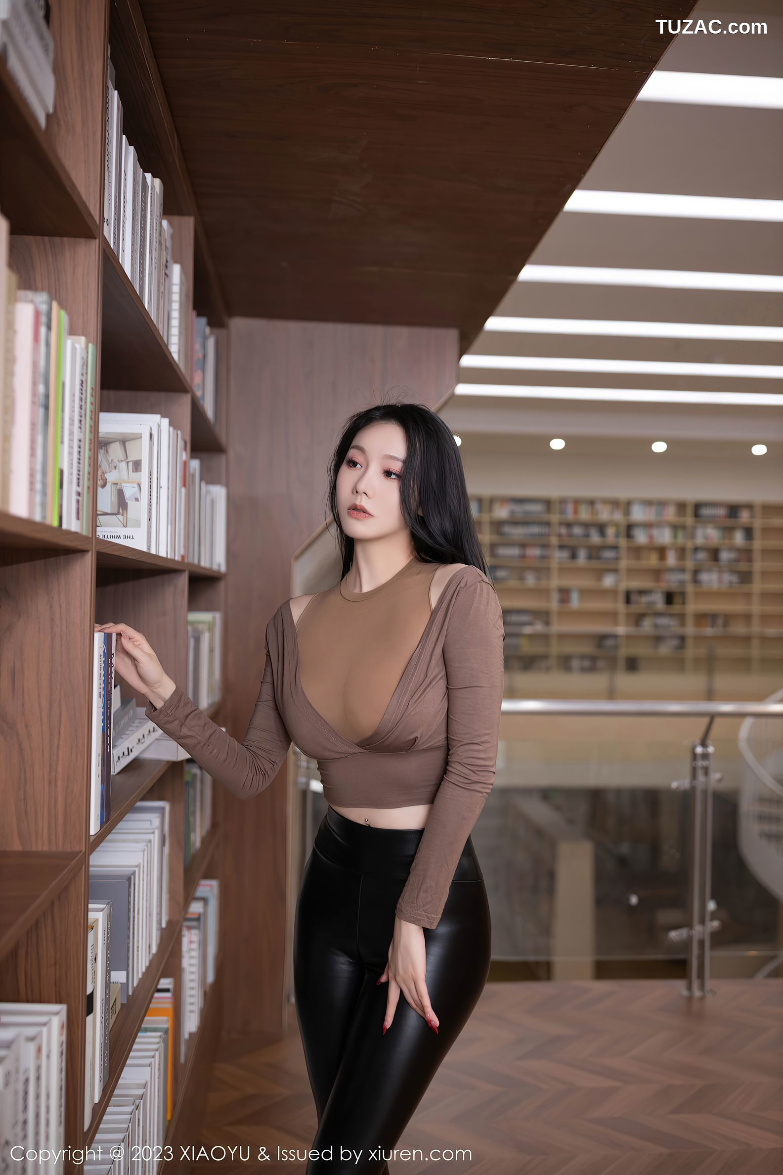 XiuRen秀人网-7133-安然anran-图书馆场景褐色T黑皮裤黑丝-2023.07.25