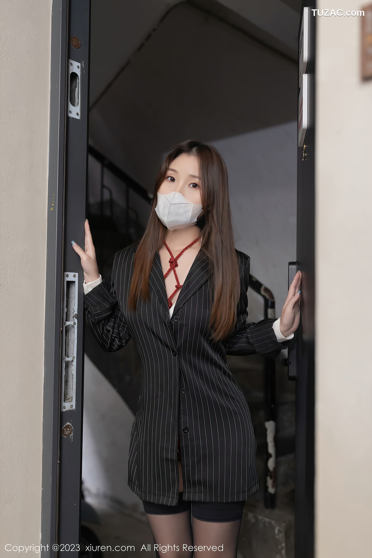 XiuRen秀人网-7141-杏子Yada-黑长外套白衫红绳绑缚黑丝-2023.07.26