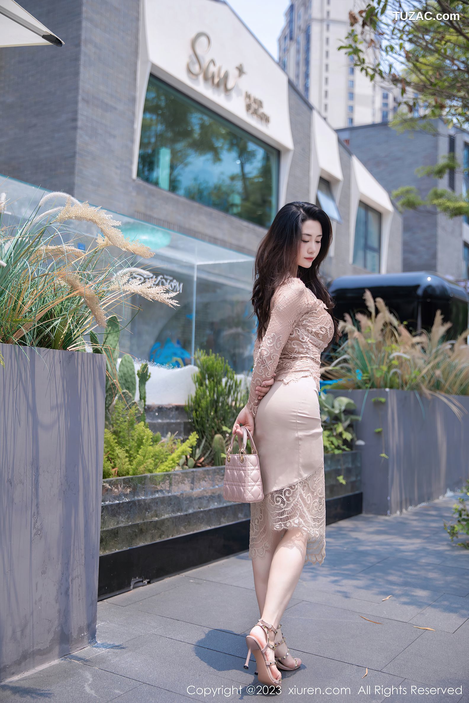 XiuRen秀人网-7216-严利娅Yuliya-杏色蕾丝连衣长裙-2023.08.11