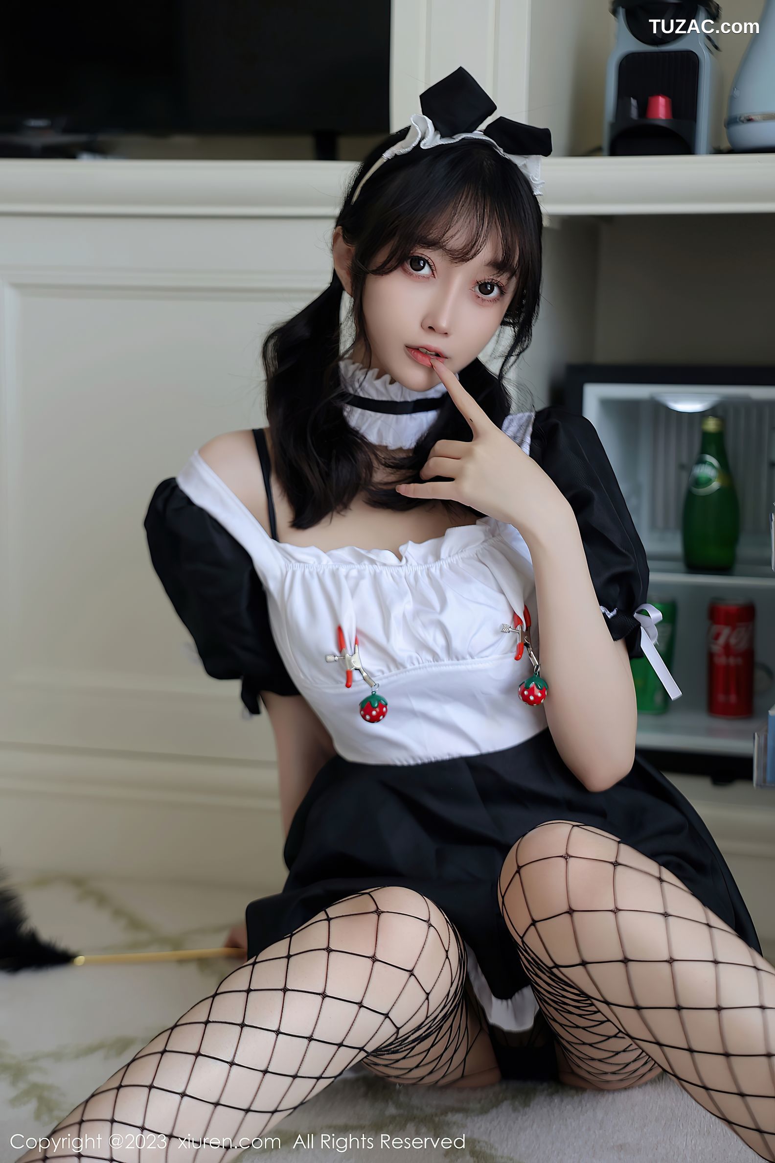 XiuRen秀人网-7217-玥儿玥er-黑白女仆服黑色渔网袜-2023.08.11