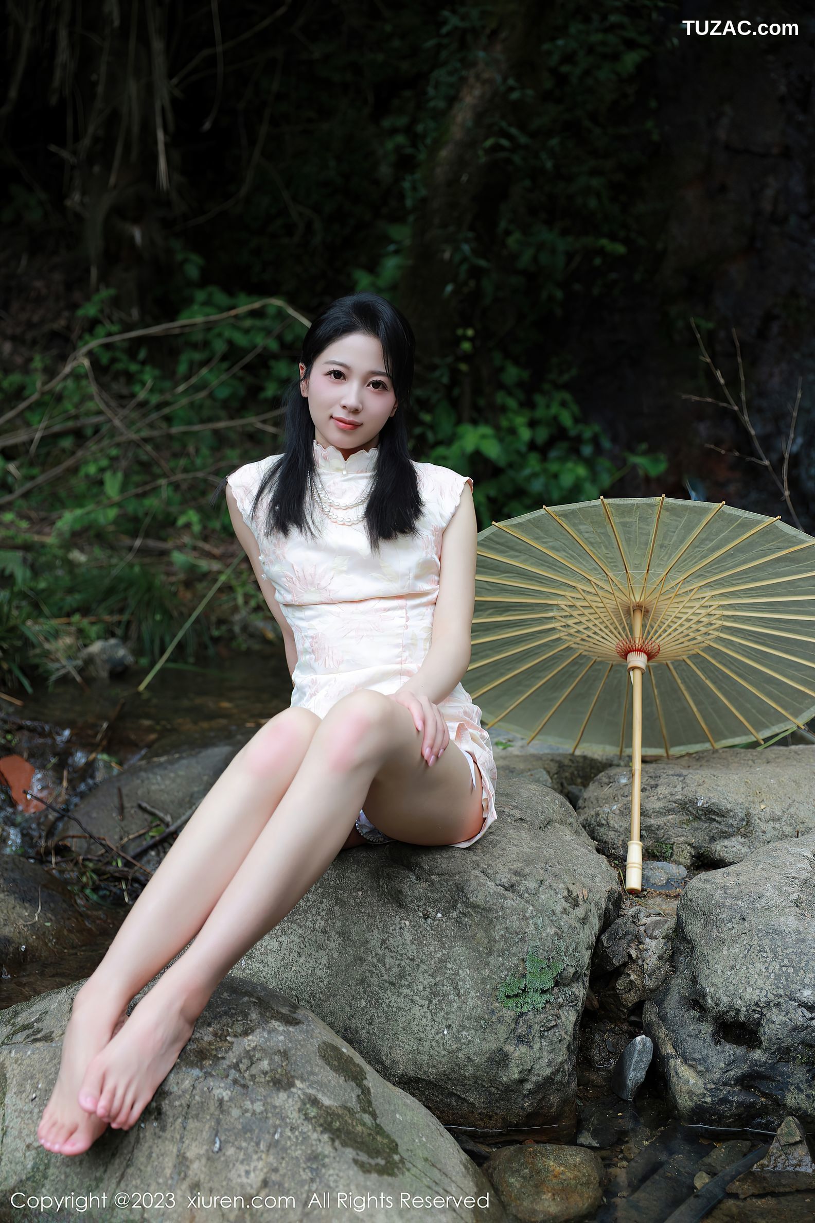 XiuRen秀人网-7234-糖豆sisi-户外溪边纸伞短旗袍白色内衣-2023.08.15