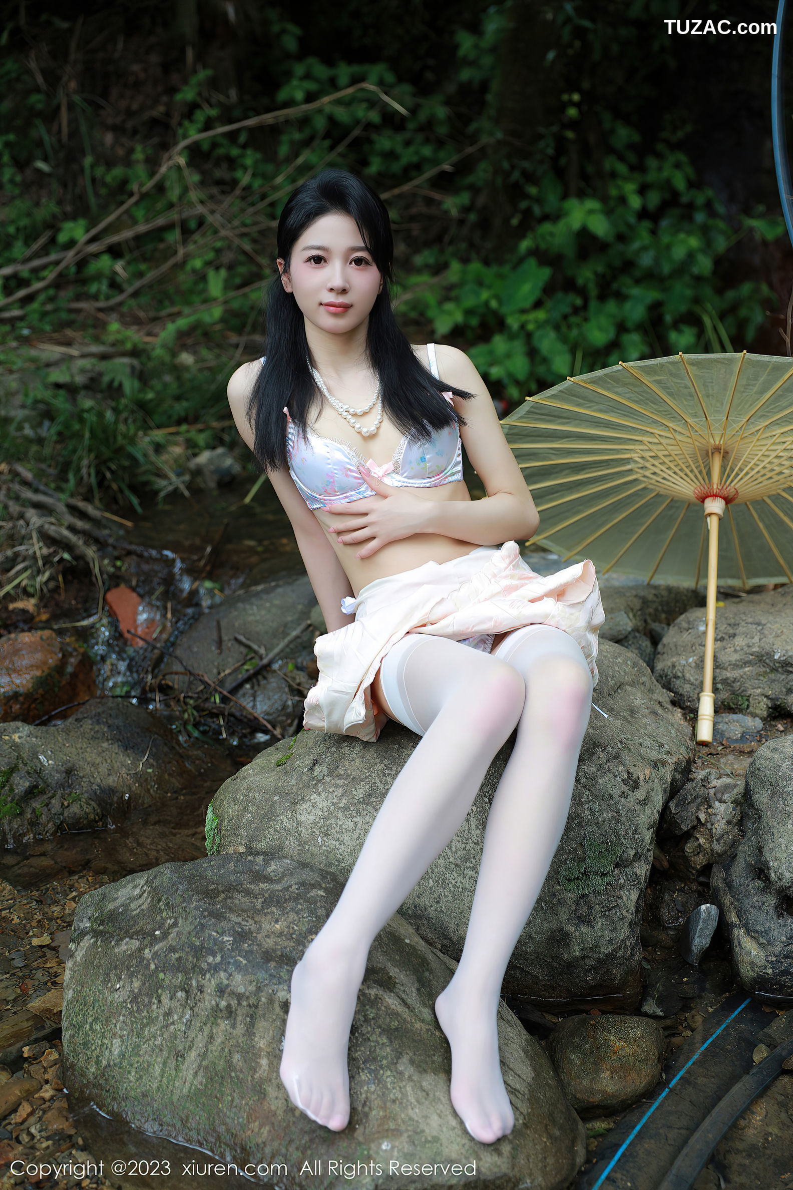 XiuRen秀人网-7234-糖豆sisi-户外溪边纸伞短旗袍白色内衣-2023.08.15