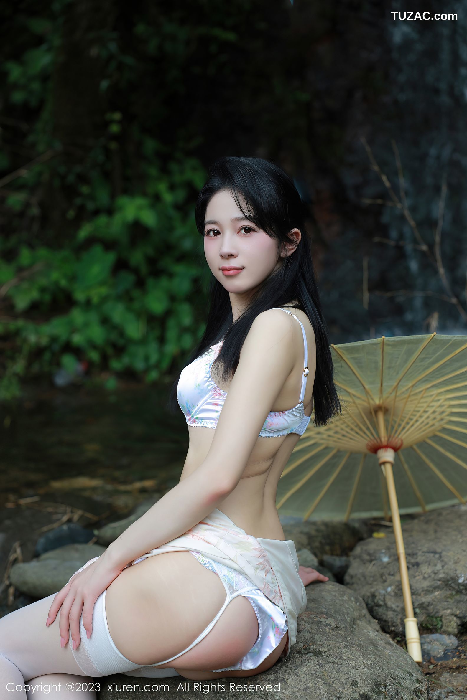 XiuRen秀人网-7234-糖豆sisi-户外溪边纸伞短旗袍白色内衣-2023.08.15