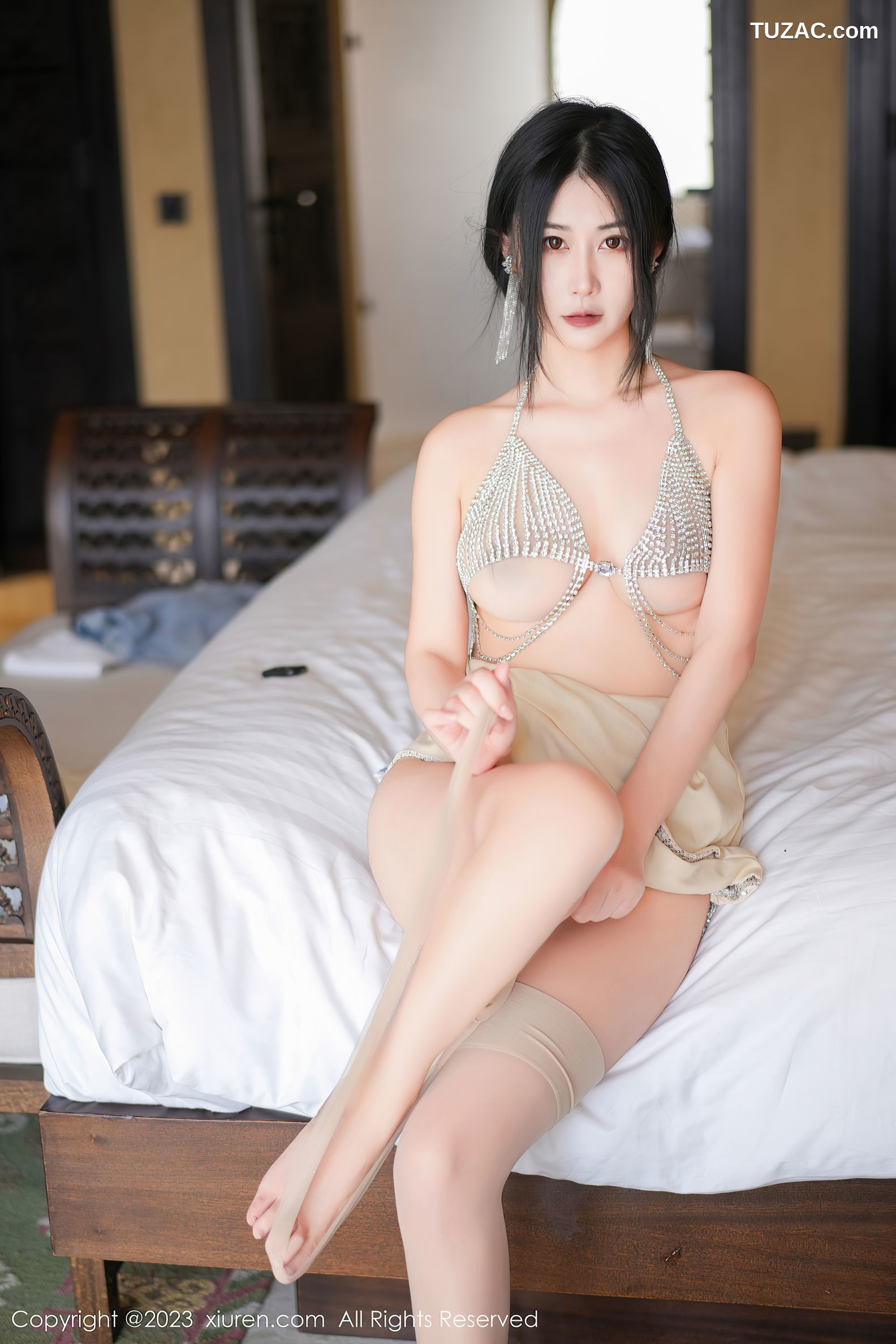 XiuRen秀人网-7244-laura阿姣-银色连衣短裙珠链式内衣-2023.08.17