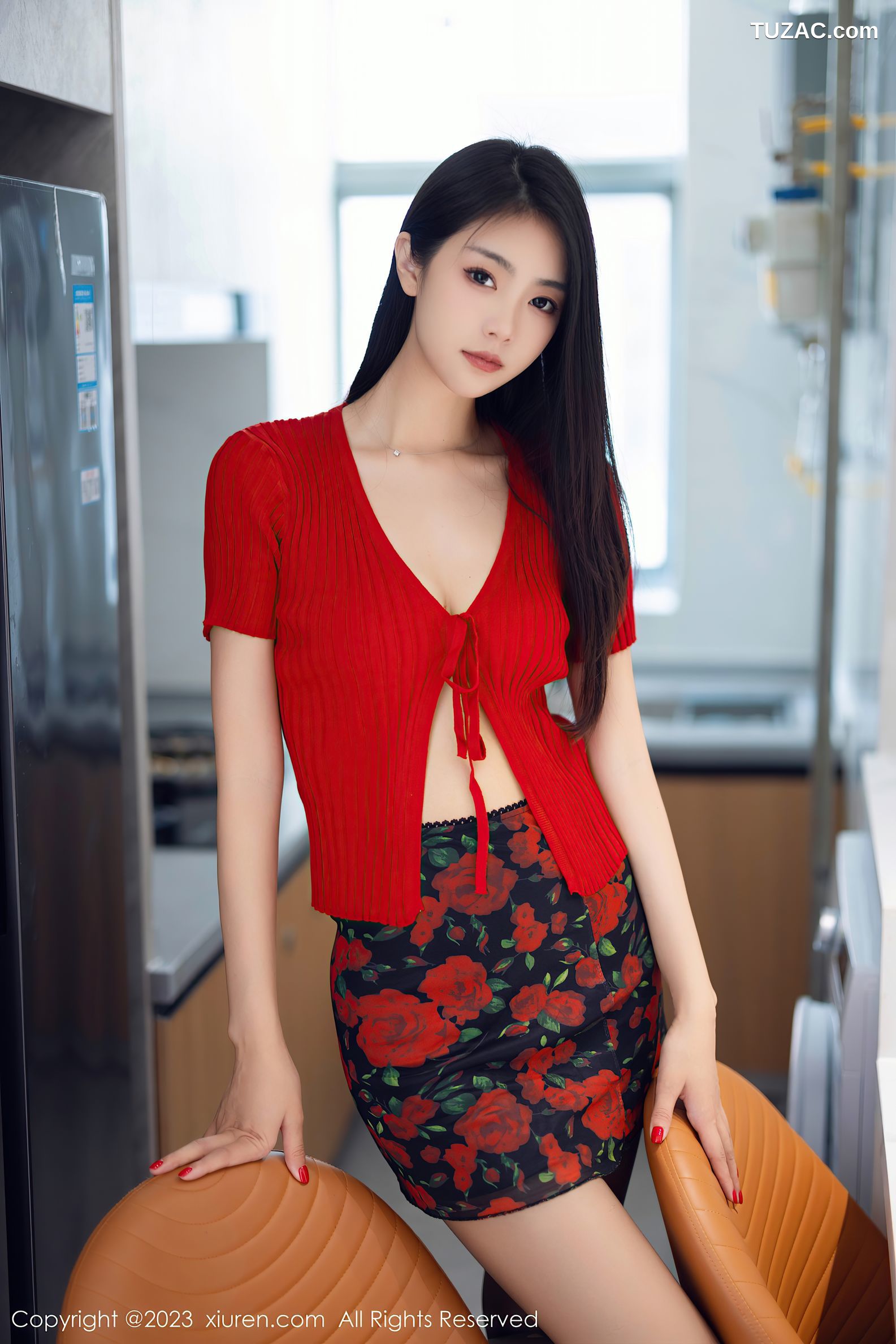 XiuRen秀人网-7249-可樂Vicky-红衫黑短裙原色丝袜-2023.08.18