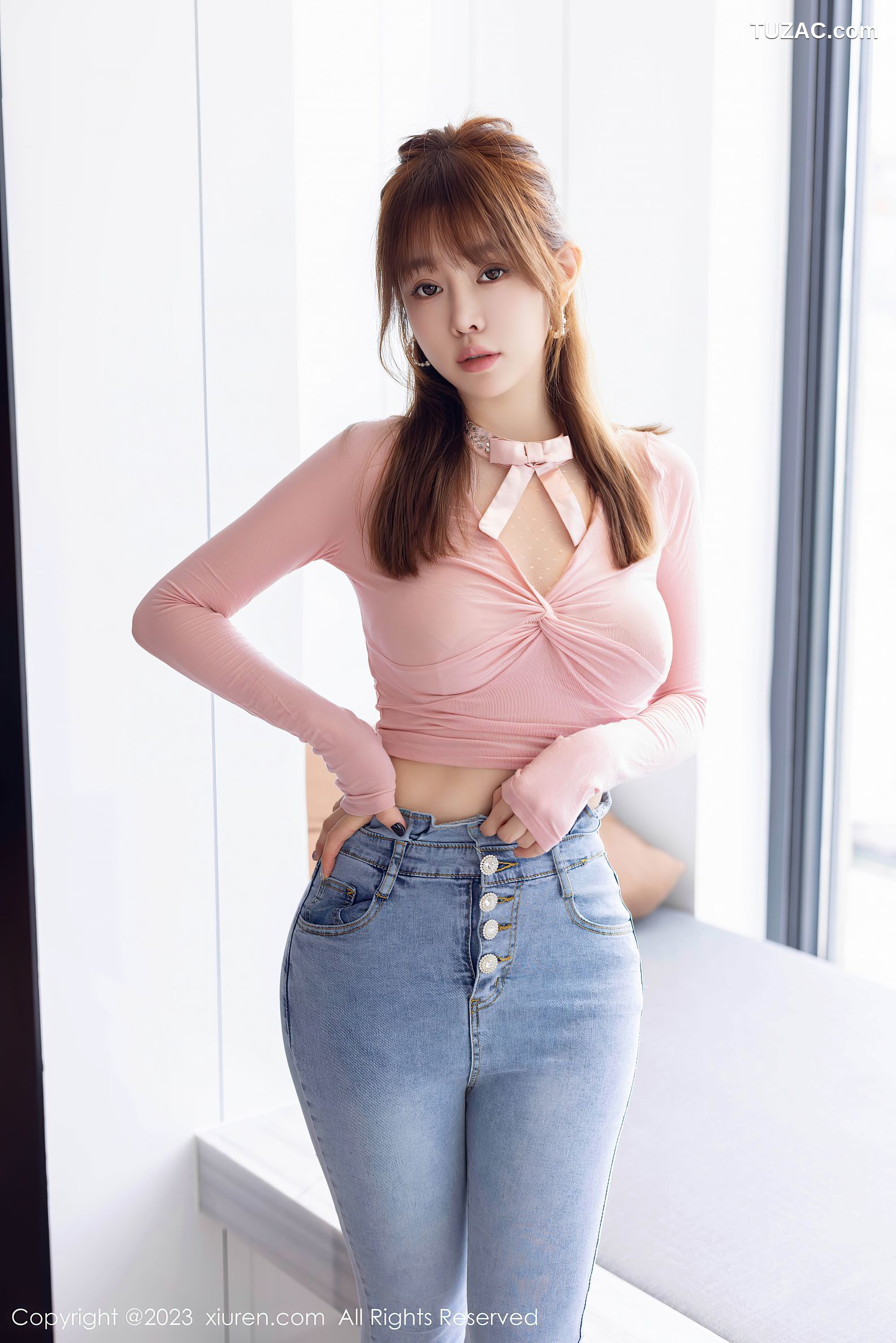 XiuRen秀人网-7323-王雨纯-粉T牛仔裤粉纱肚兜爆乳-2023.09.01