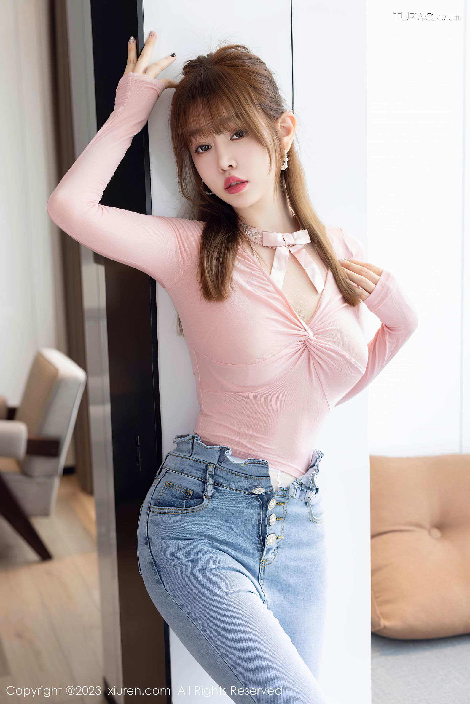 XiuRen秀人网-7323-王雨纯-粉T牛仔裤粉纱肚兜爆乳-2023.09.01