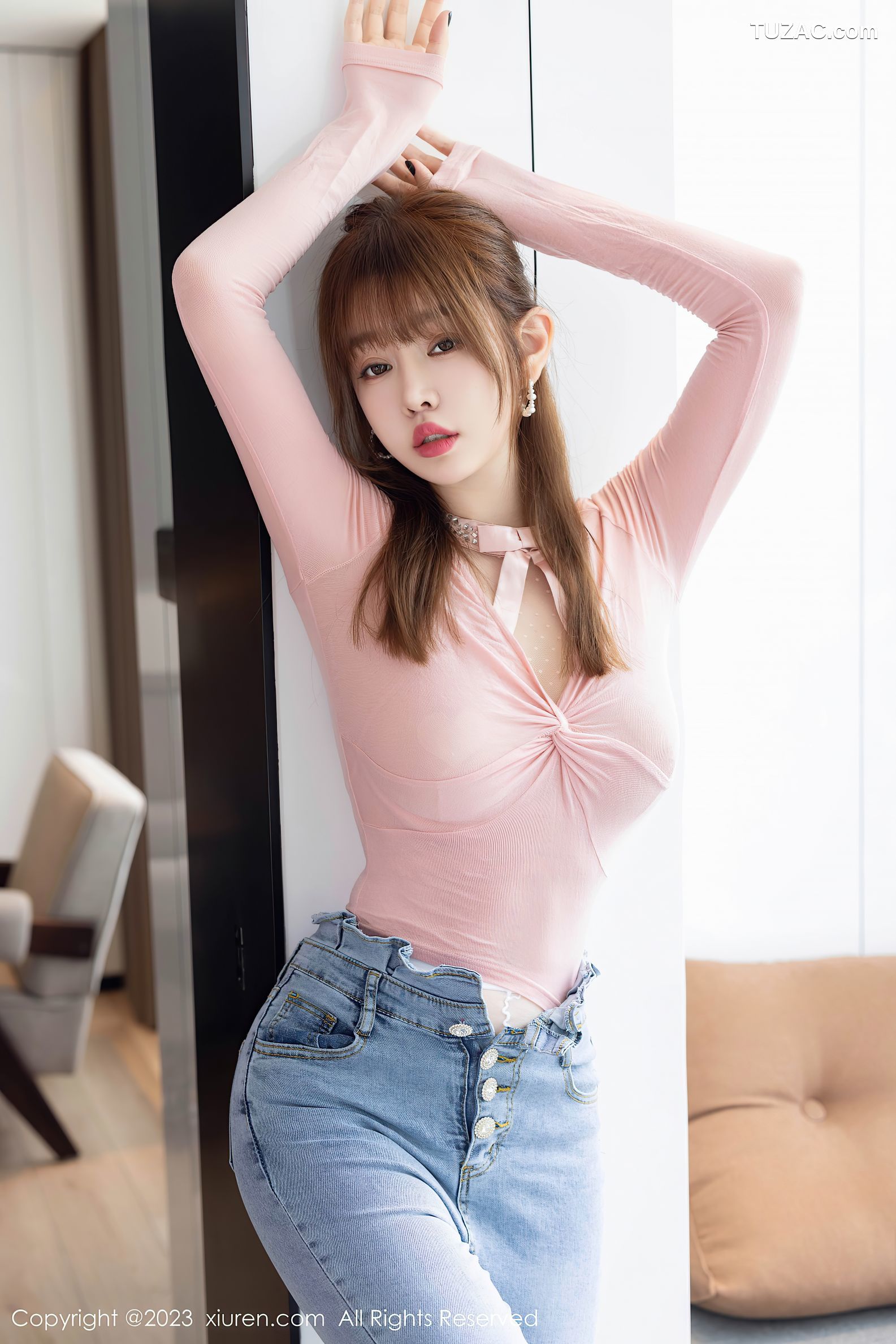 XiuRen秀人网-7323-王雨纯-粉T牛仔裤粉纱肚兜爆乳-2023.09.01