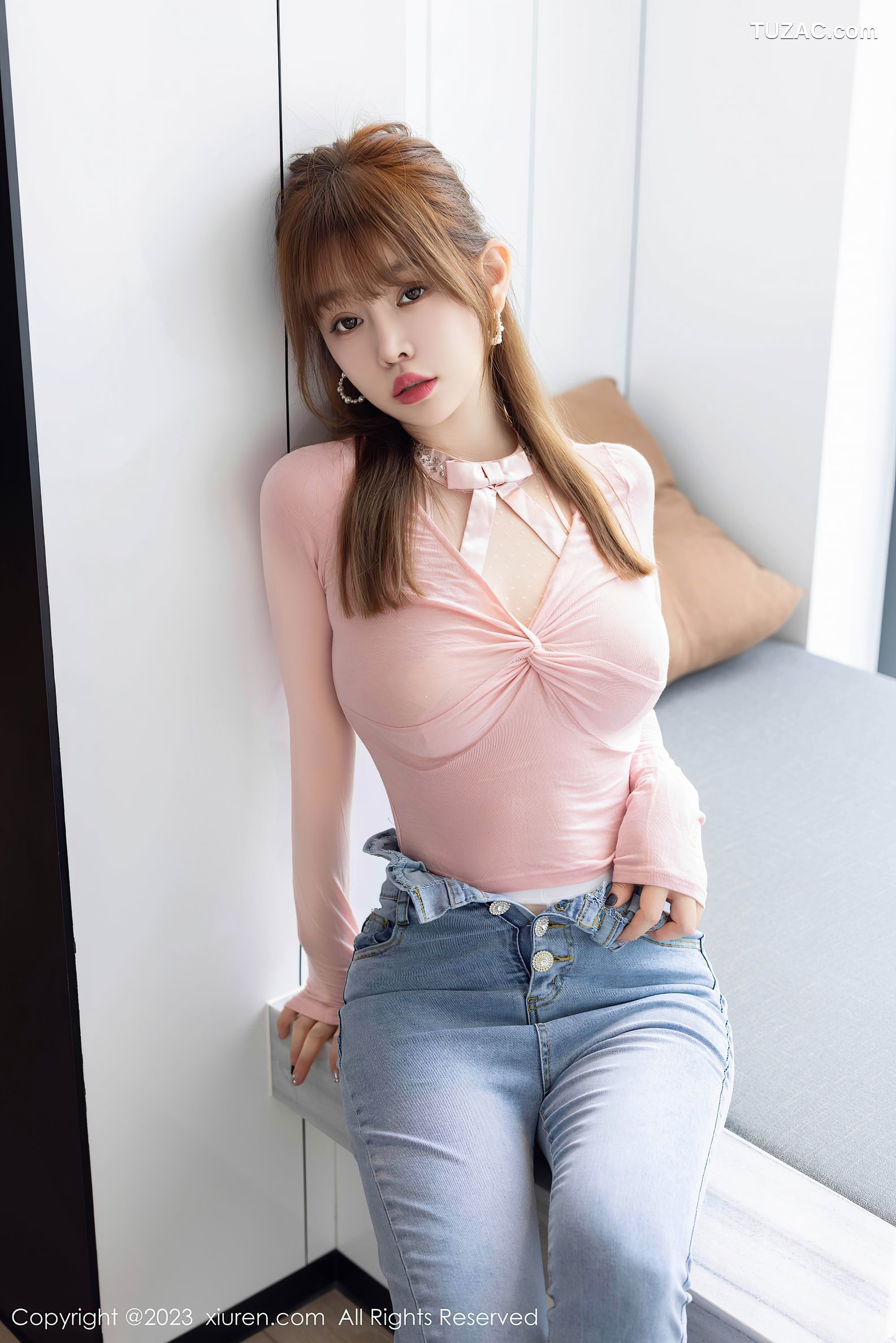 XiuRen秀人网-7323-王雨纯-粉T牛仔裤粉纱肚兜爆乳-2023.09.01