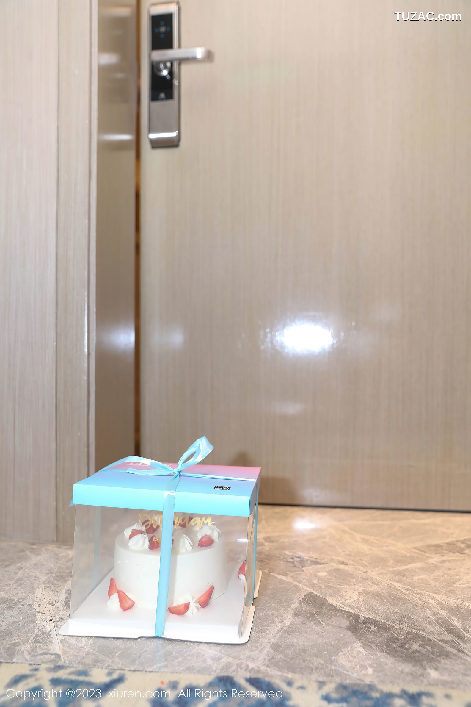 XiuRen秀人网-7366-江真真-白色粉花围裙爆乳厨娘-2023.09.11