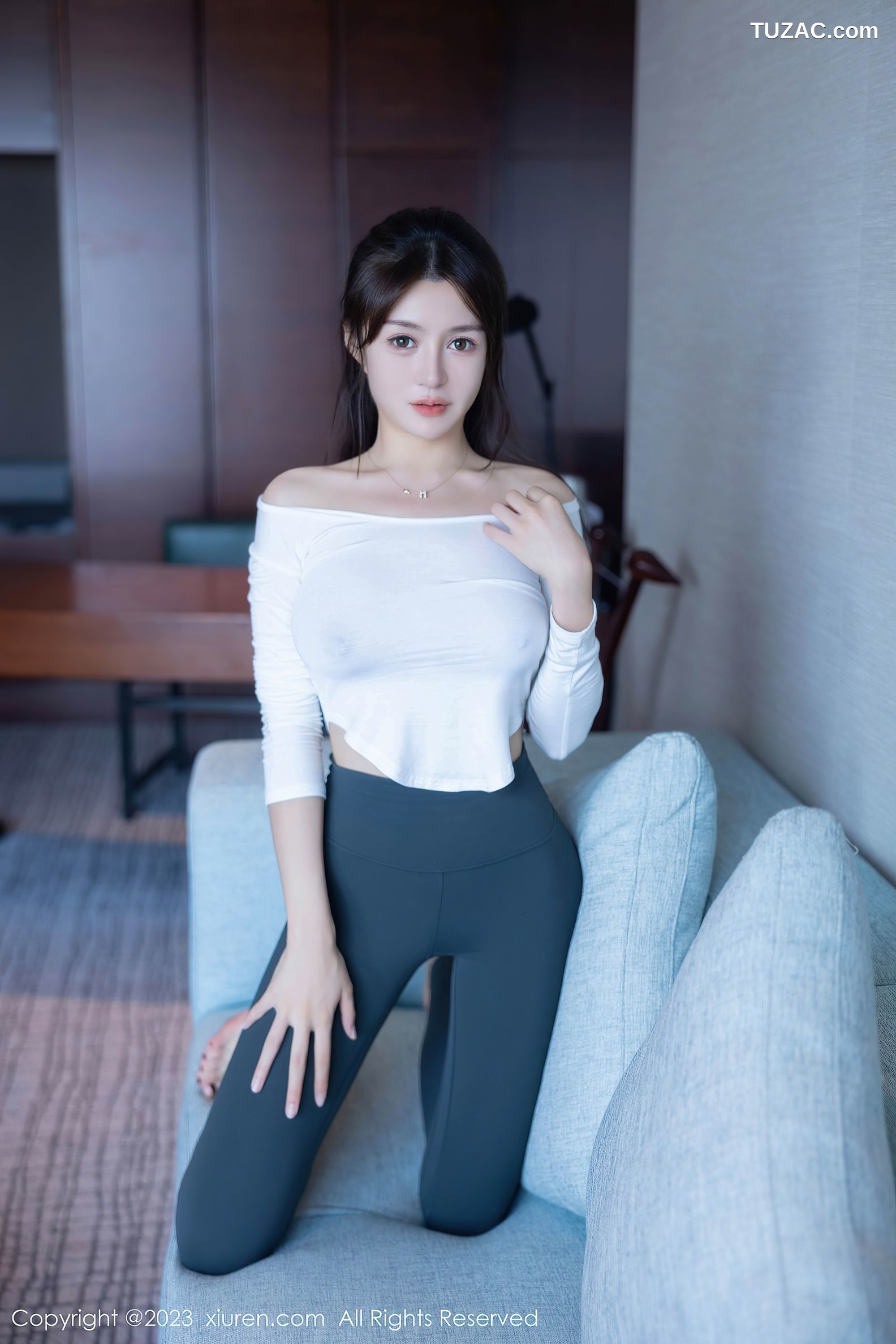 XiuRen秀人网-7370-唐宁宁-白T深绿瑜伽裤美腿-2023.09.12