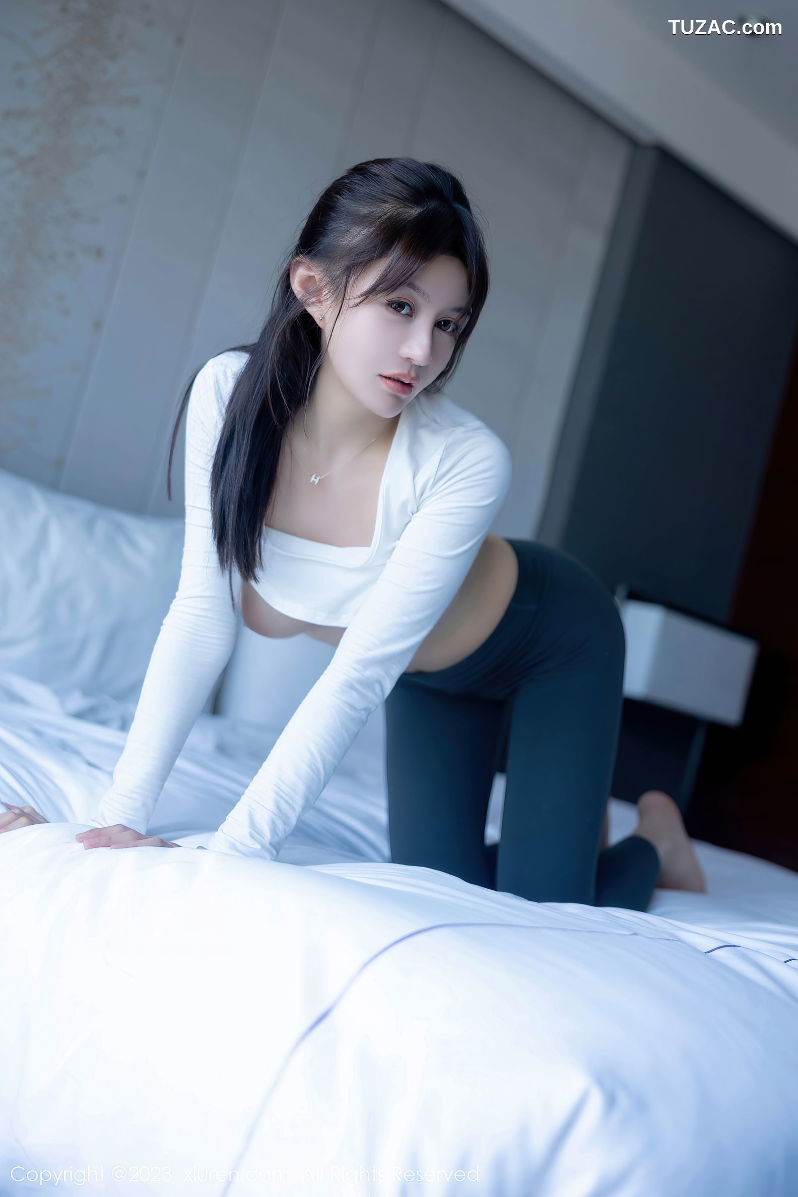 XiuRen秀人网-7370-唐宁宁-白T深绿瑜伽裤美腿-2023.09.12