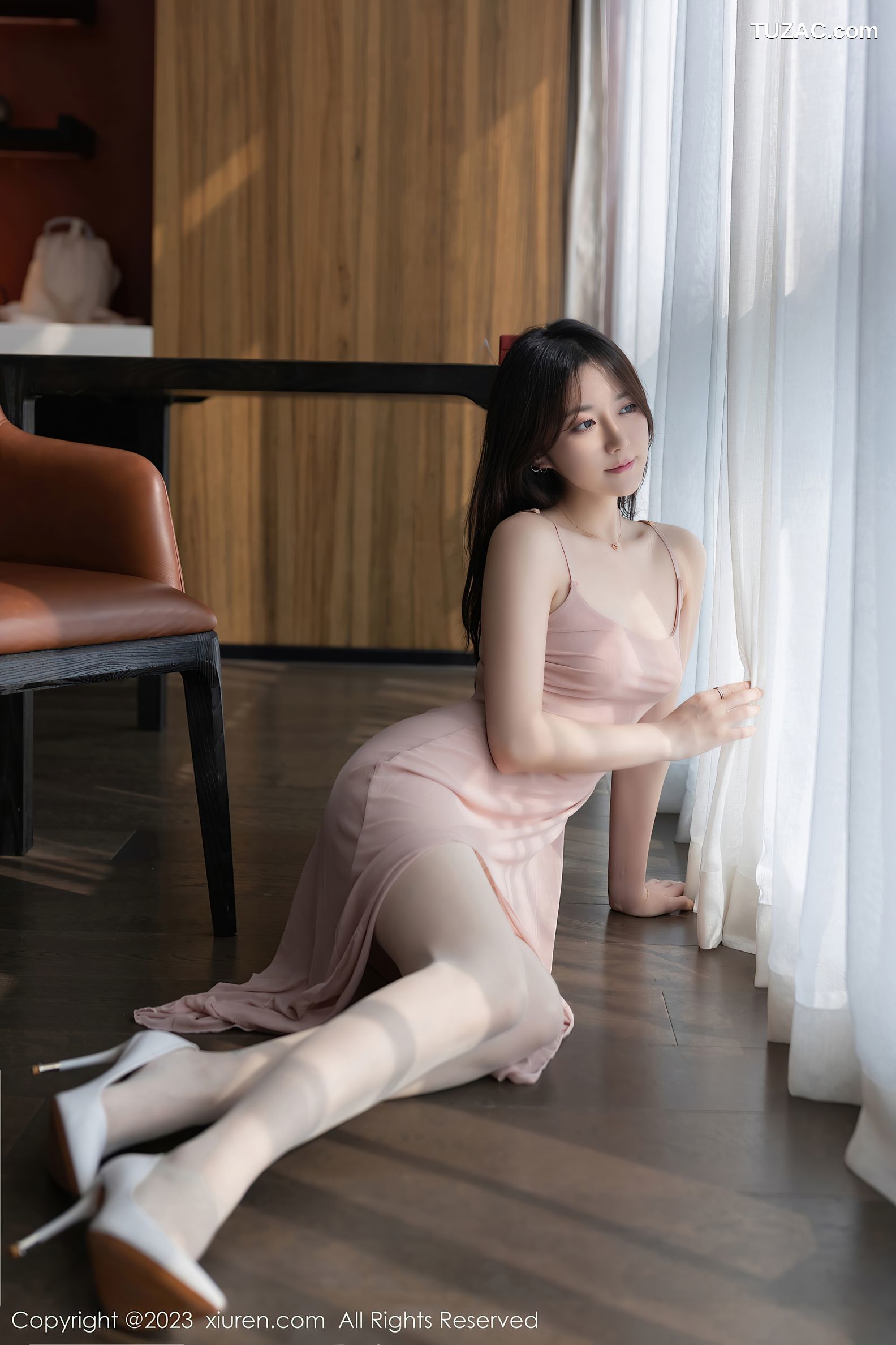 XiuRen秀人网-7429-鱼子酱Fish-粉桃色吊带长裙-2023.09.22