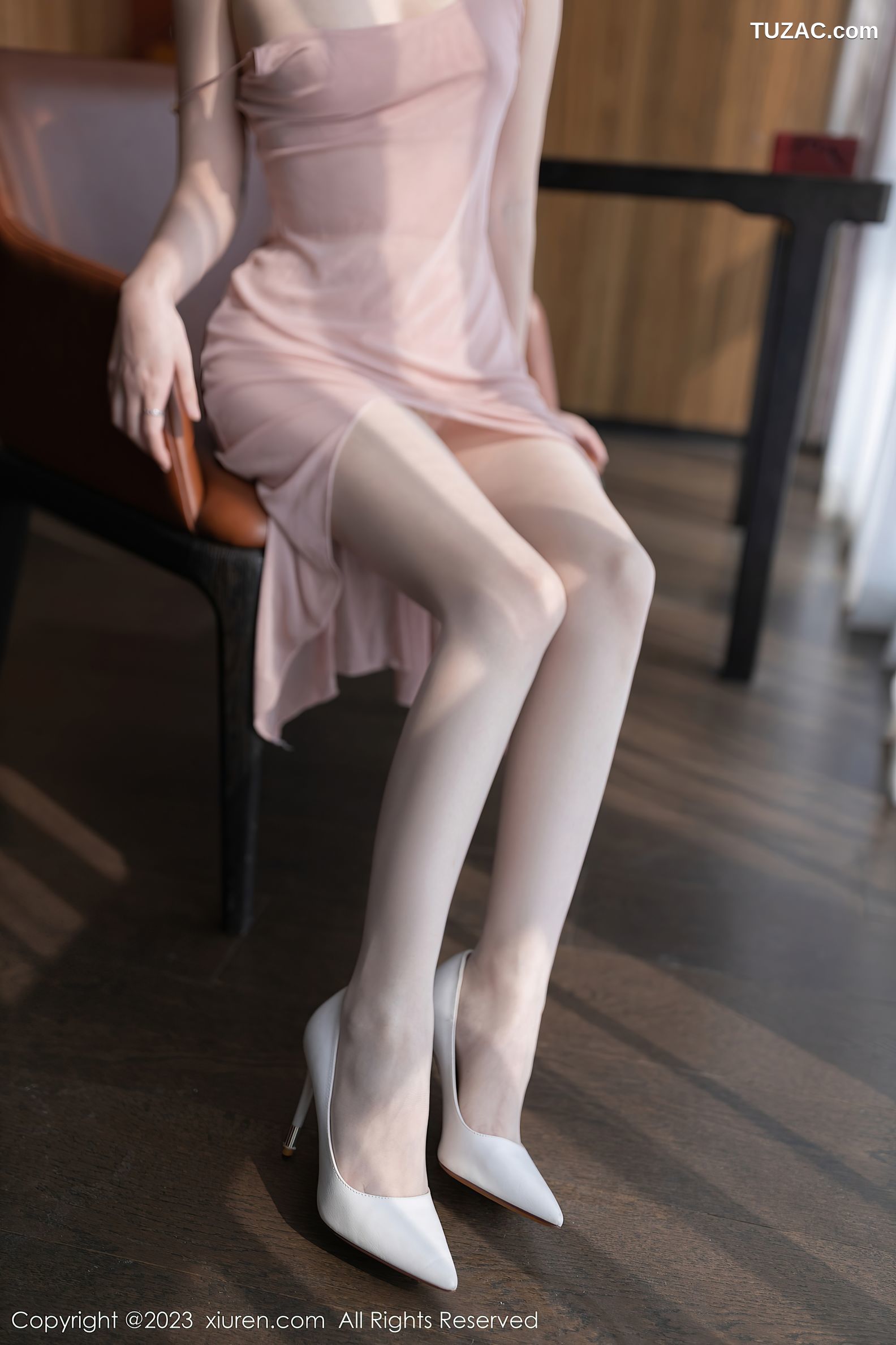 XiuRen秀人网-7429-鱼子酱Fish-粉桃色吊带长裙-2023.09.22