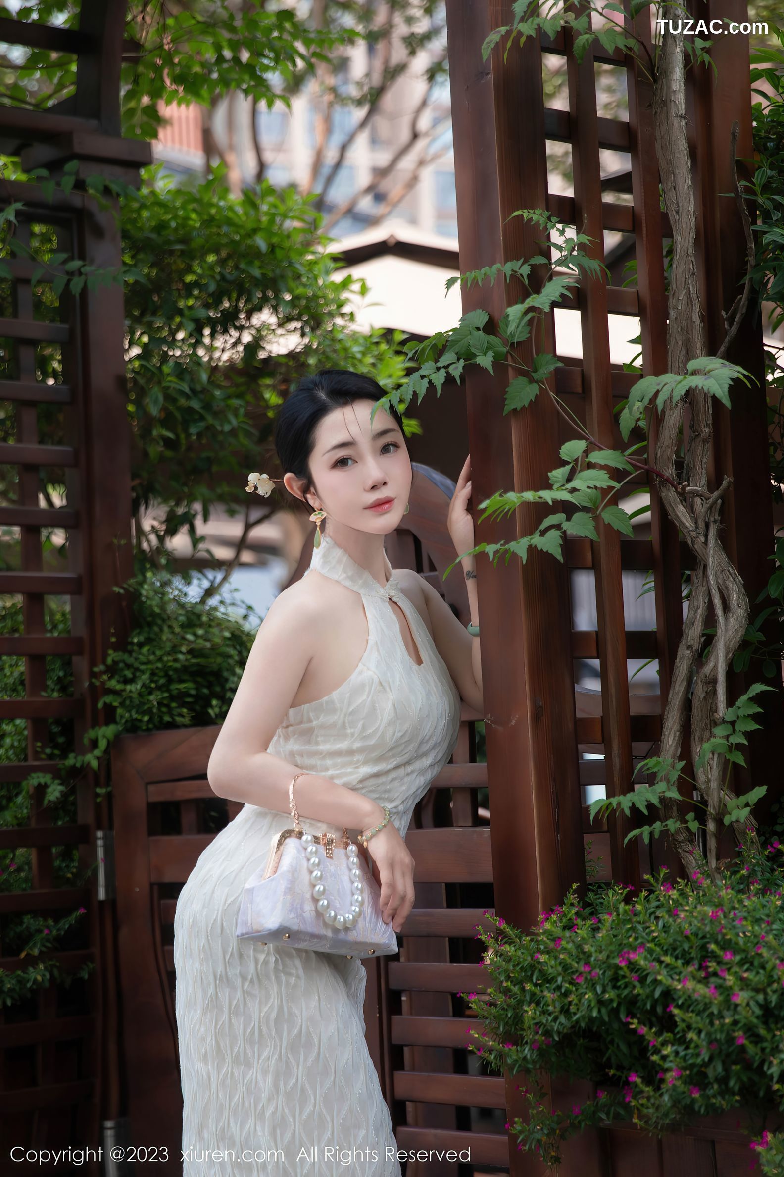 XiuRen秀人网-7435-严利娅Yuliya-白色旗袍爆乳-2023.09.25