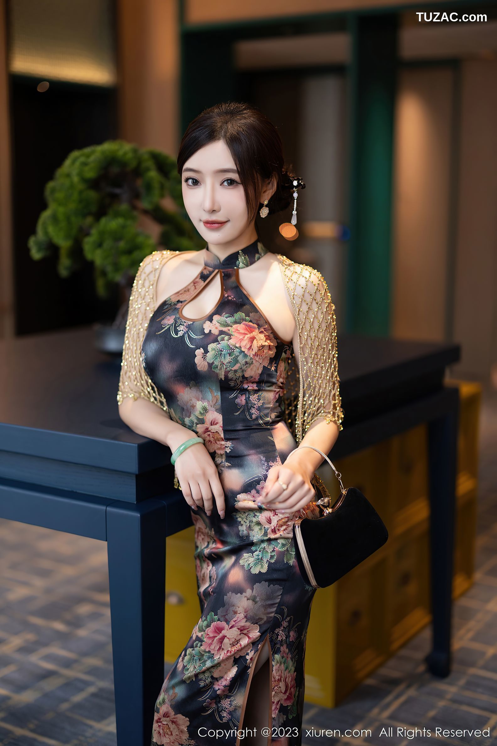 XiuRen秀人网-7495-王馨瑶yanni-深色花纹旗袍银色内衣-2023.10.11