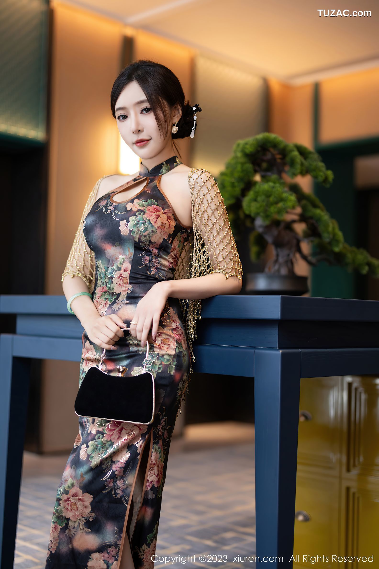 XiuRen秀人网-7495-王馨瑶yanni-深色花纹旗袍银色内衣-2023.10.11
