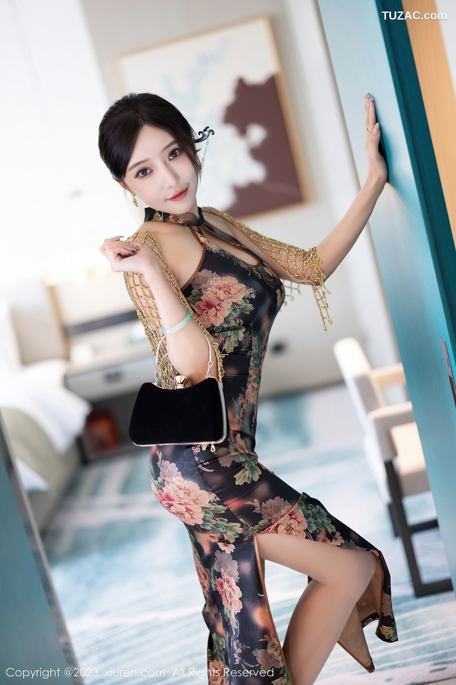 XiuRen秀人网-7495-王馨瑶yanni-深色花纹旗袍银色内衣-2023.10.11