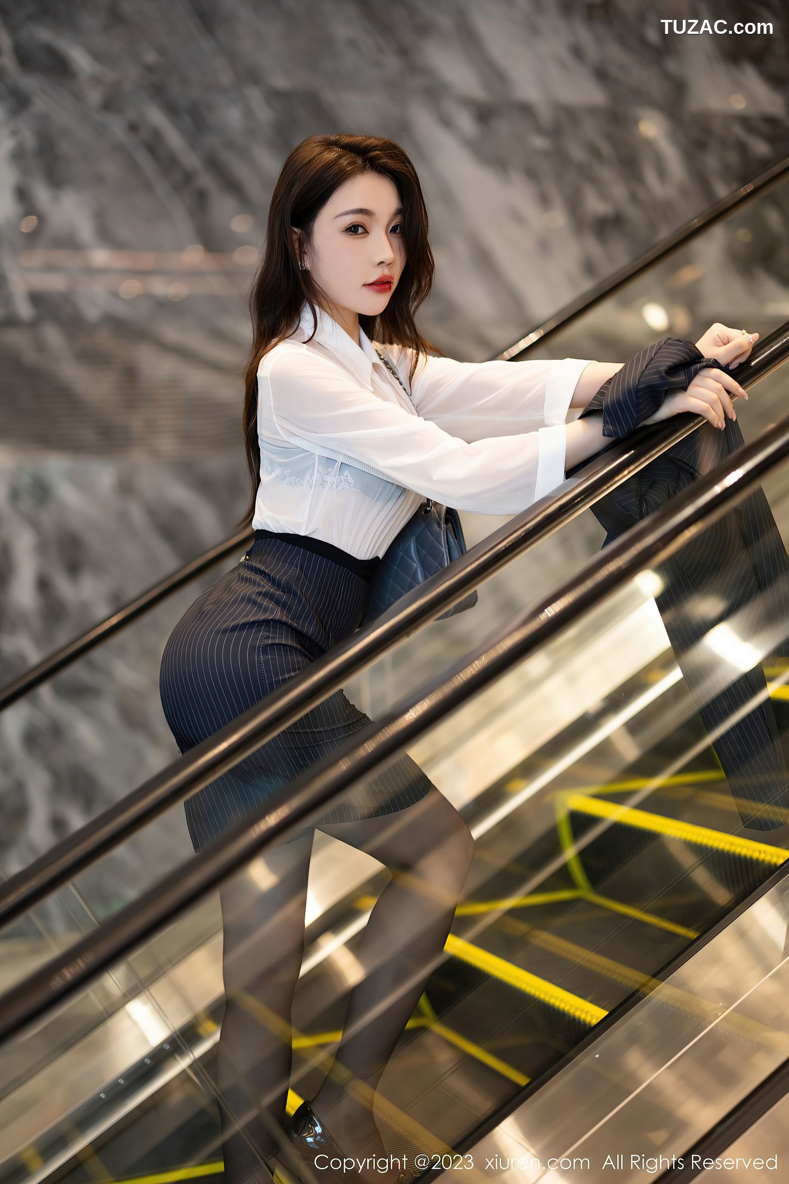 XiuRen秀人网-7508-徐莉芝Booty-深灰色OL制服白衬衫黑蕾丝内衣黑丝-2023.10.13
