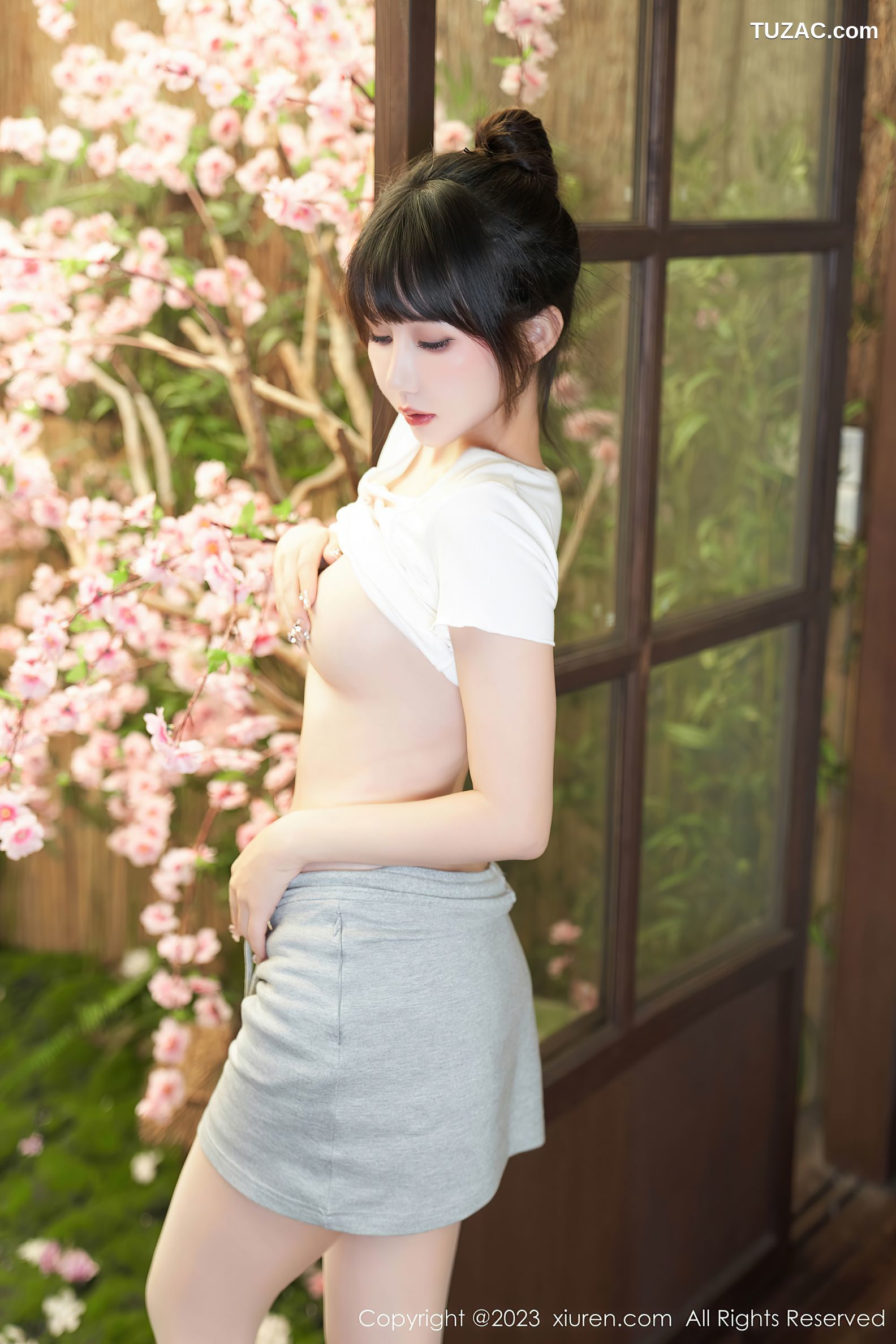 XiuRen秀人网-7519-波巧酱-甜美家居服白T灰裙日式樱花居所-2023.10.17