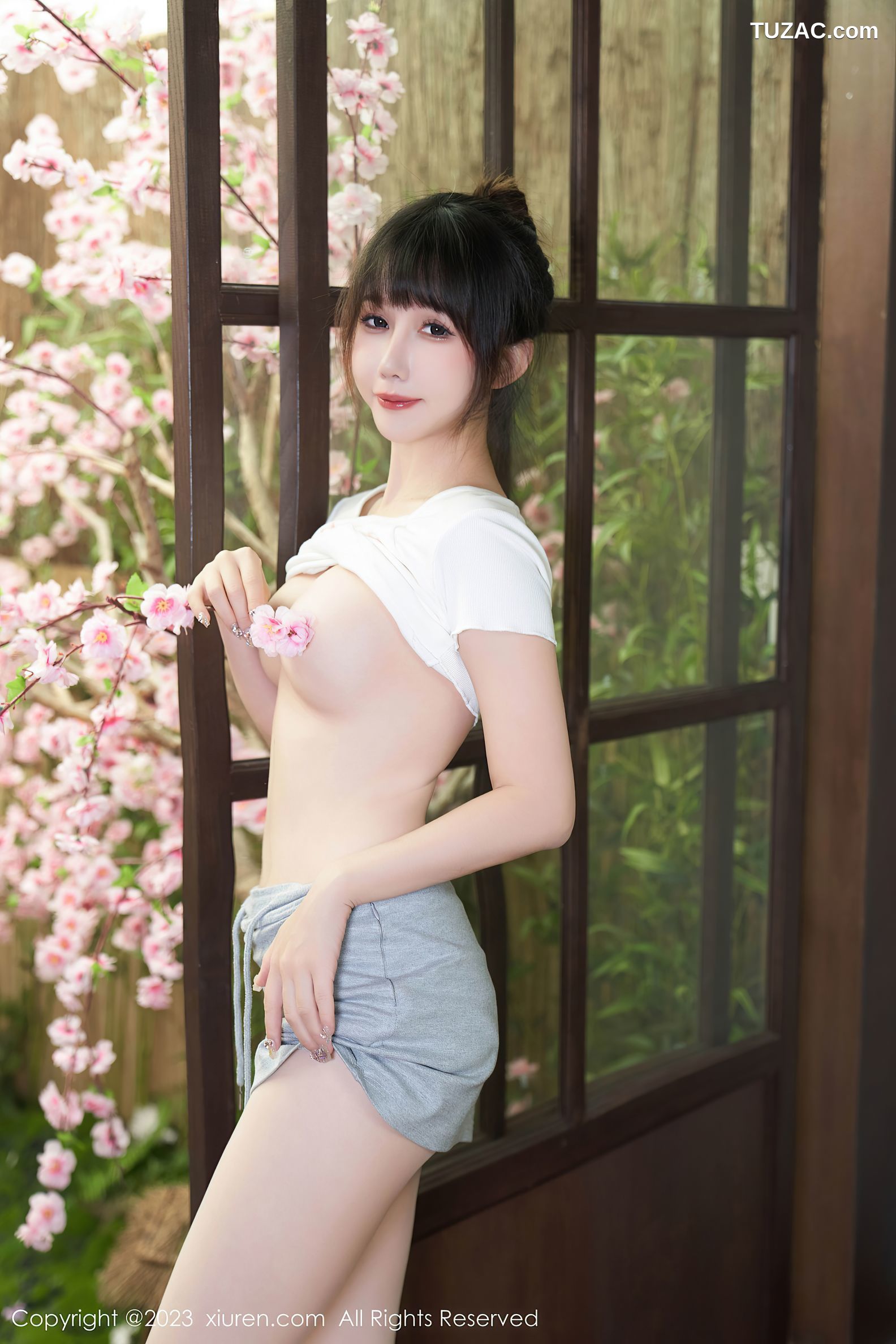 XiuRen秀人网-7519-波巧酱-甜美家居服白T灰裙日式樱花居所-2023.10.17