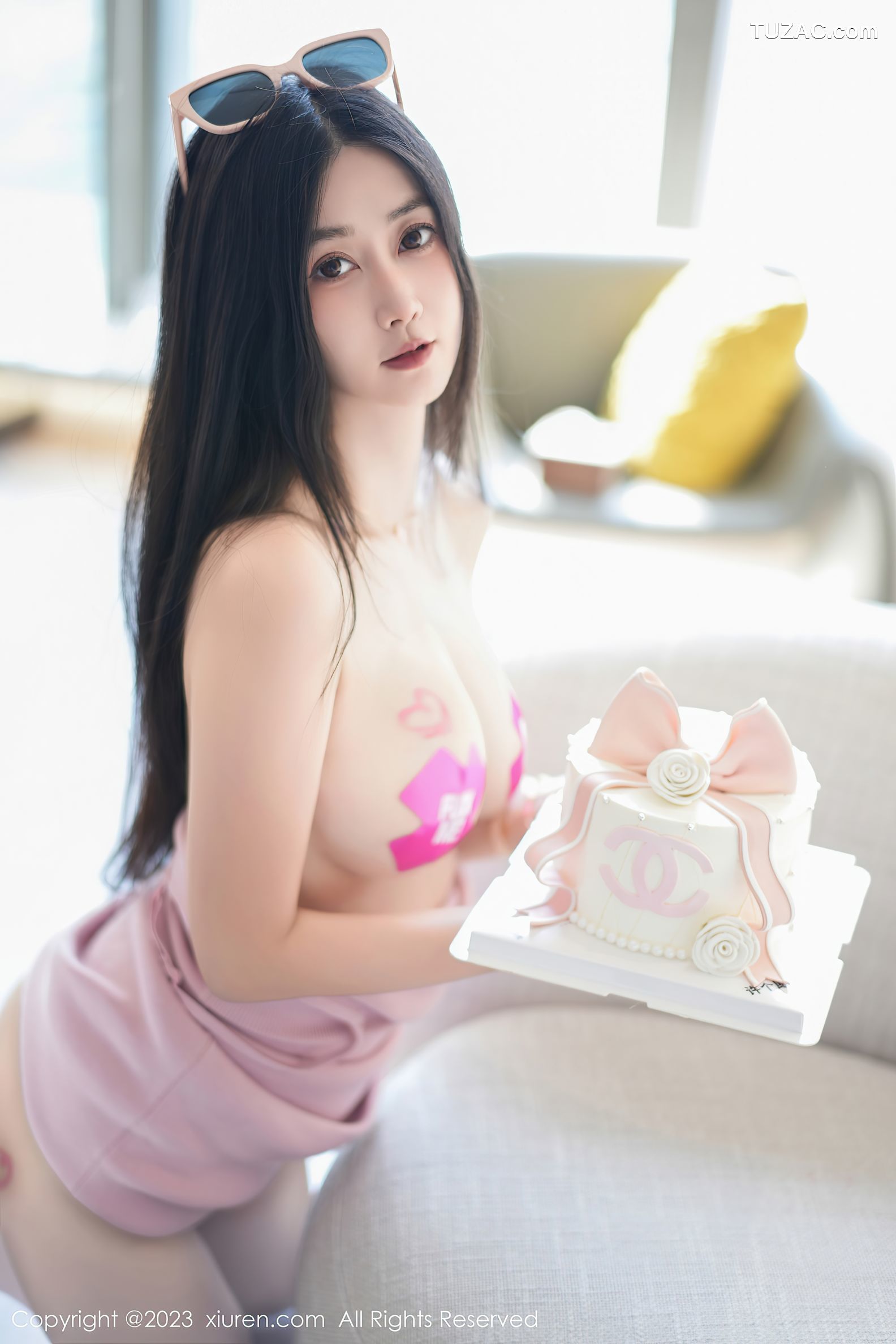 XiuRen秀人网-7533-laura阿姣-粉色吊带连衣短裙生日主题爆乳-2023.10.19
