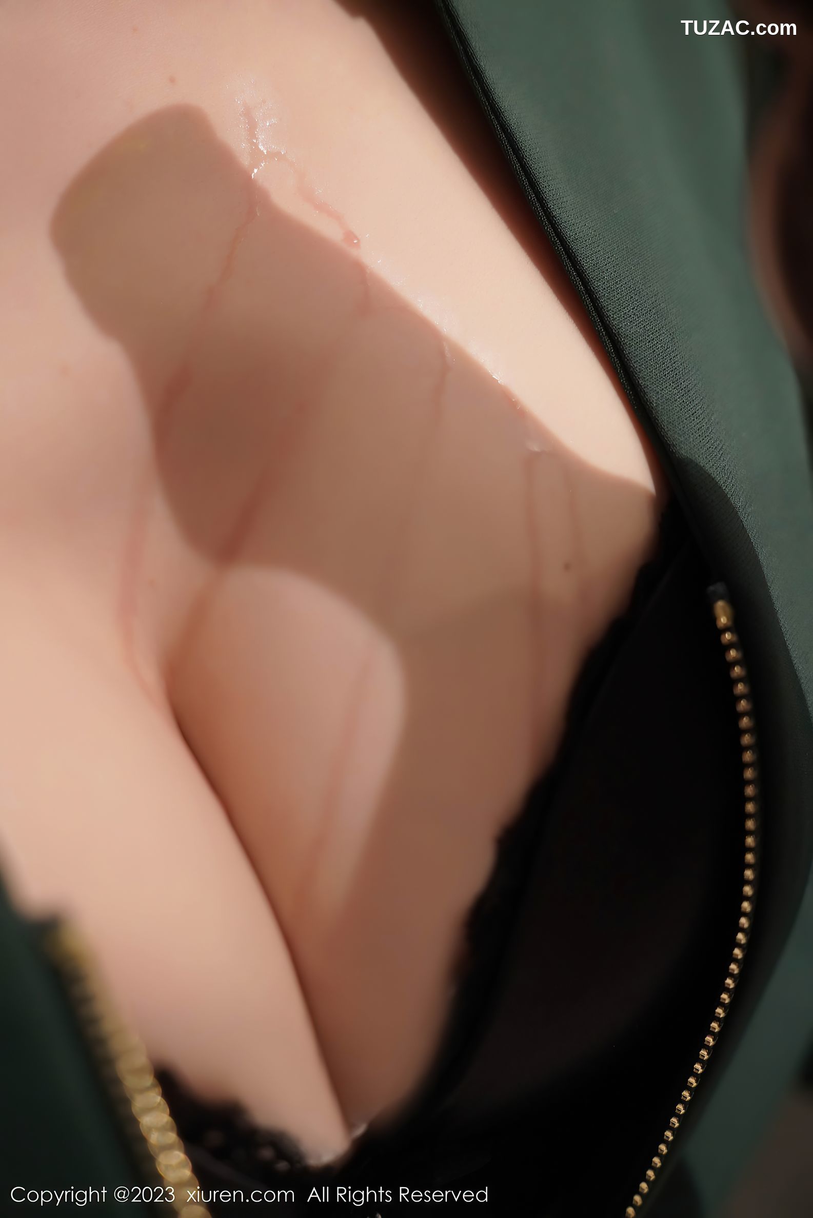 XiuRen秀人网-7553-月野兔美妞-墨绿色连衣外套黑色内衣黑丝-2023.10.24