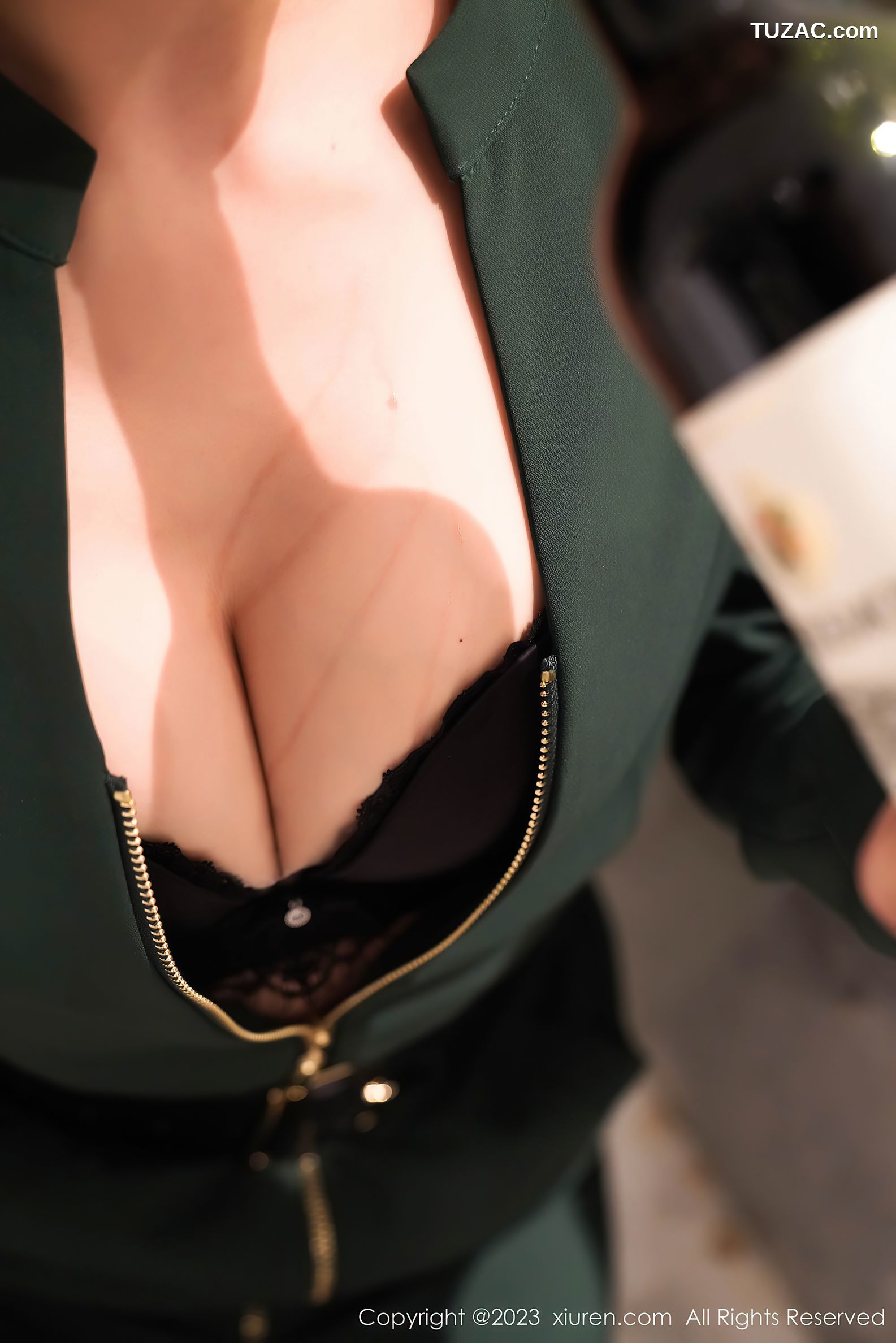 XiuRen秀人网-7553-月野兔美妞-墨绿色连衣外套黑色内衣黑丝-2023.10.24