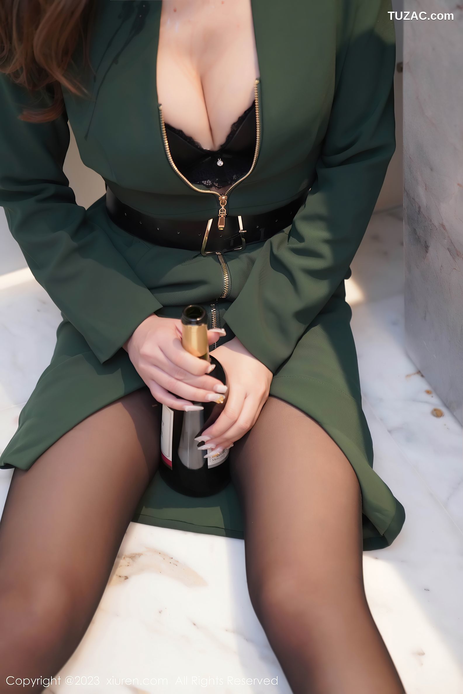 XiuRen秀人网-7553-月野兔美妞-墨绿色连衣外套黑色内衣黑丝-2023.10.24