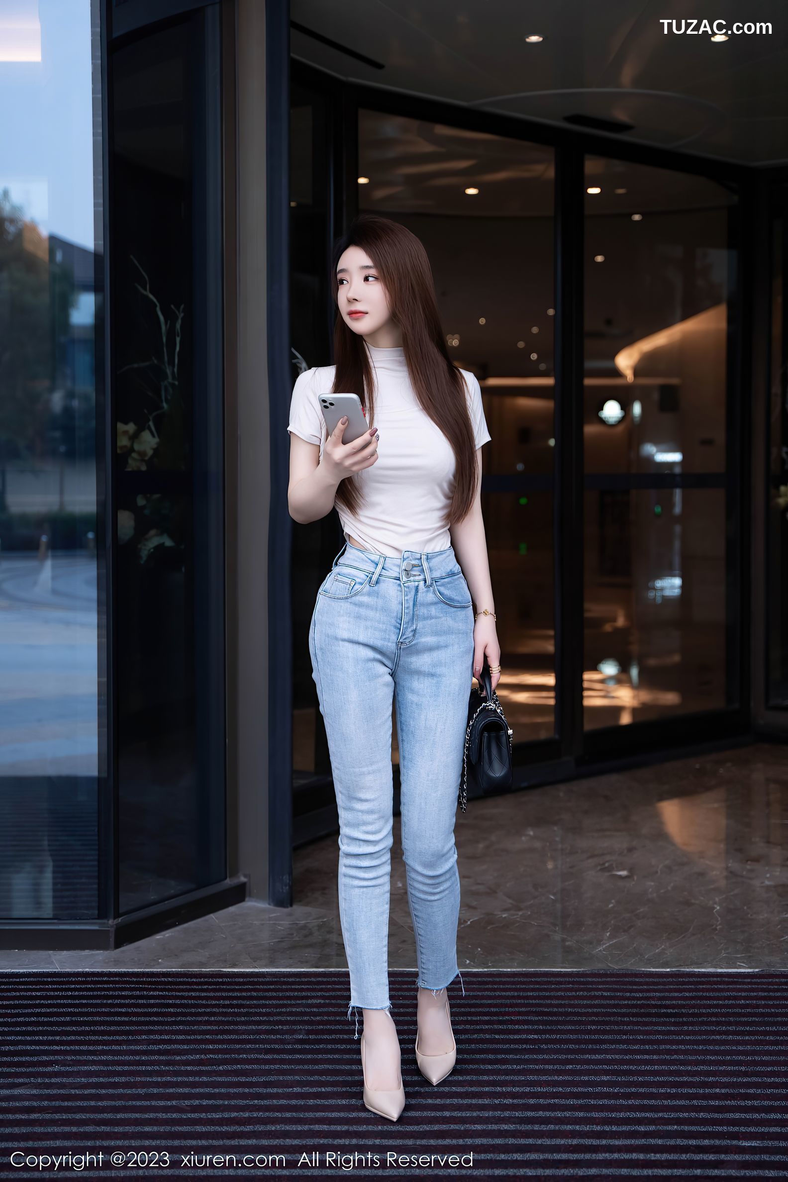 XiuRen秀人网-7586-雨儿baby-紧身T牛仔裤黑色内衣-2023.10.31