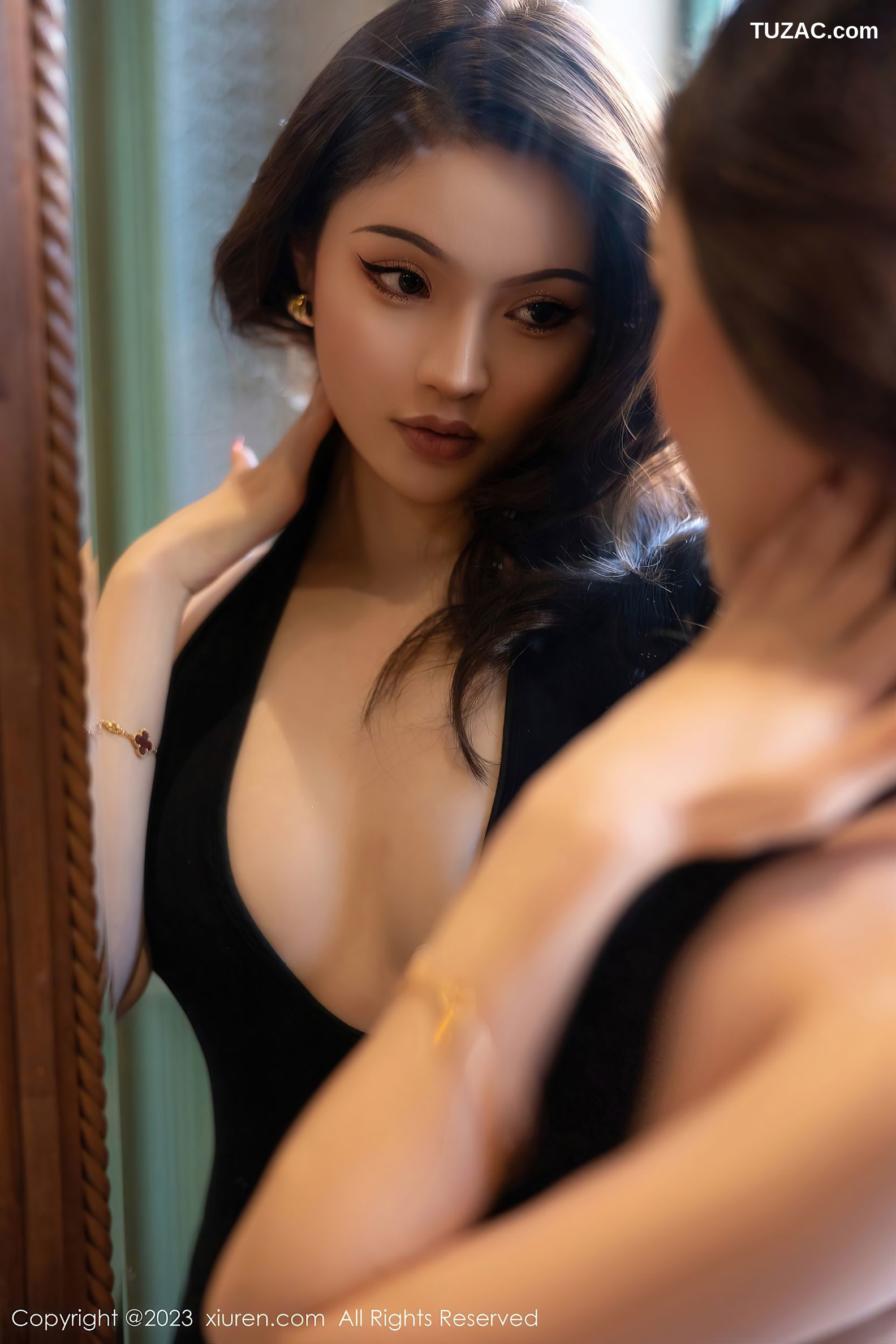 XiuRen秀人网-7607-Nanyo-黑色露背连夜短裙黑色情趣警服-2023.11.03