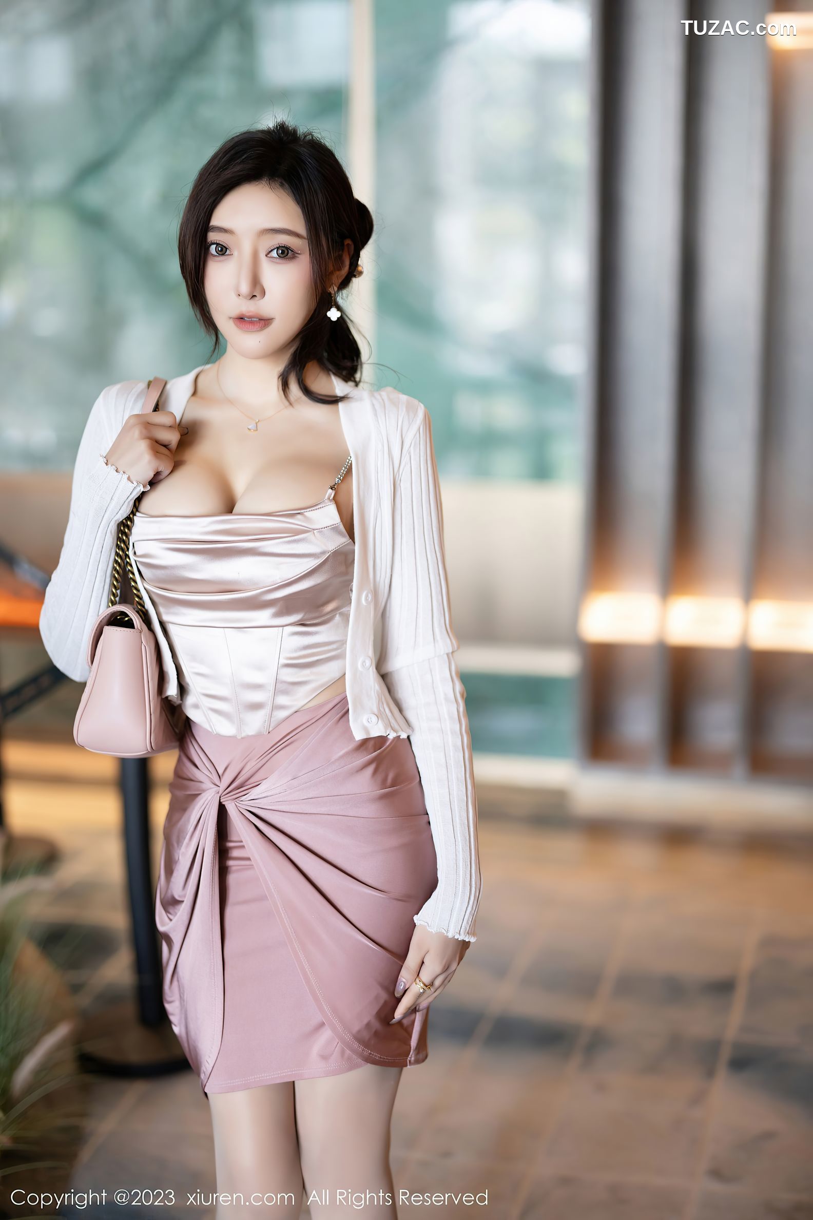 XiuRen秀人网-7640-王馨瑶yanni-金色吊带粉短裙黑色情趣内衣黑丝-2023.11.09