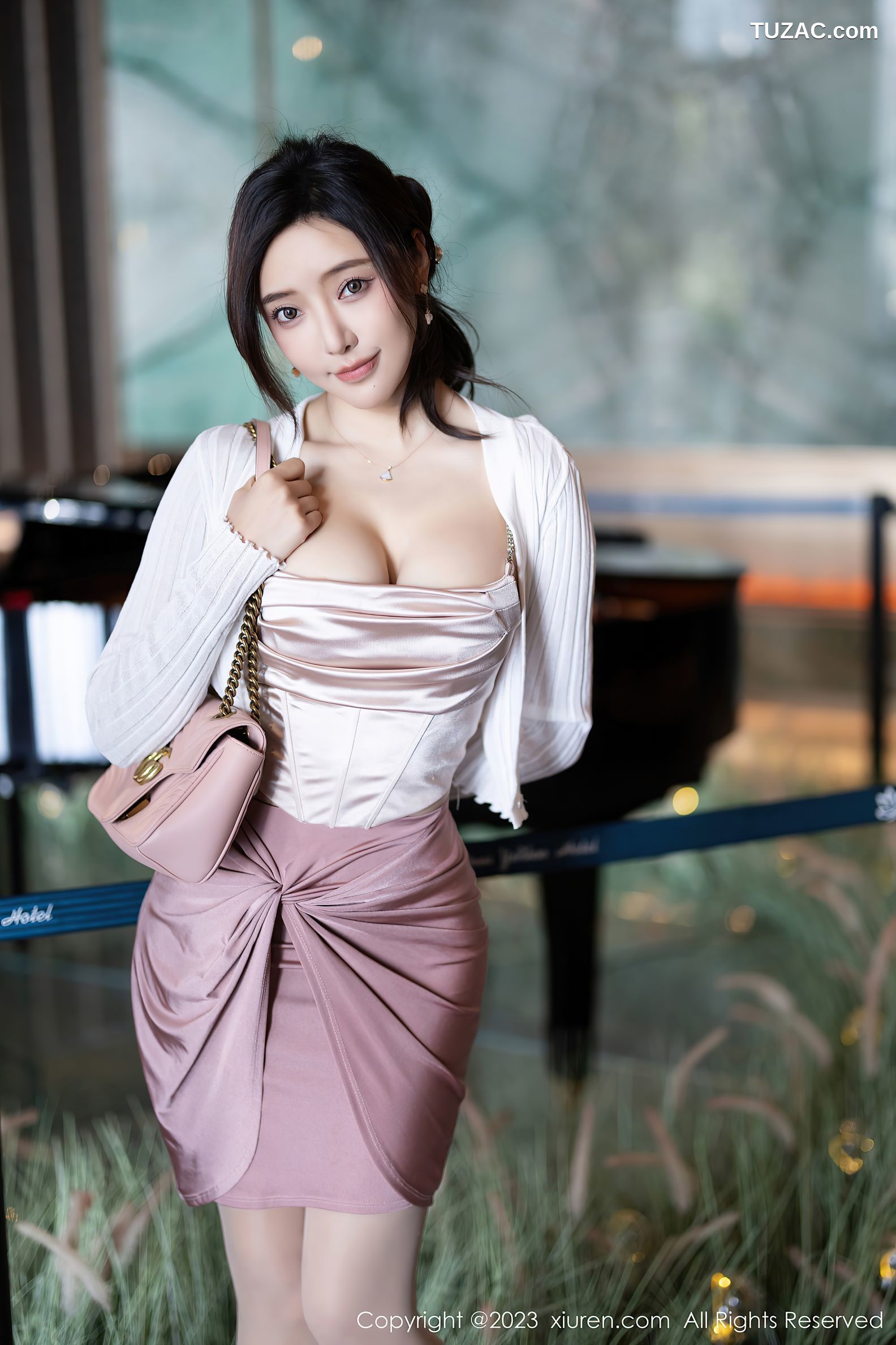 XiuRen秀人网-7640-王馨瑶yanni-金色吊带粉短裙黑色情趣内衣黑丝-2023.11.09