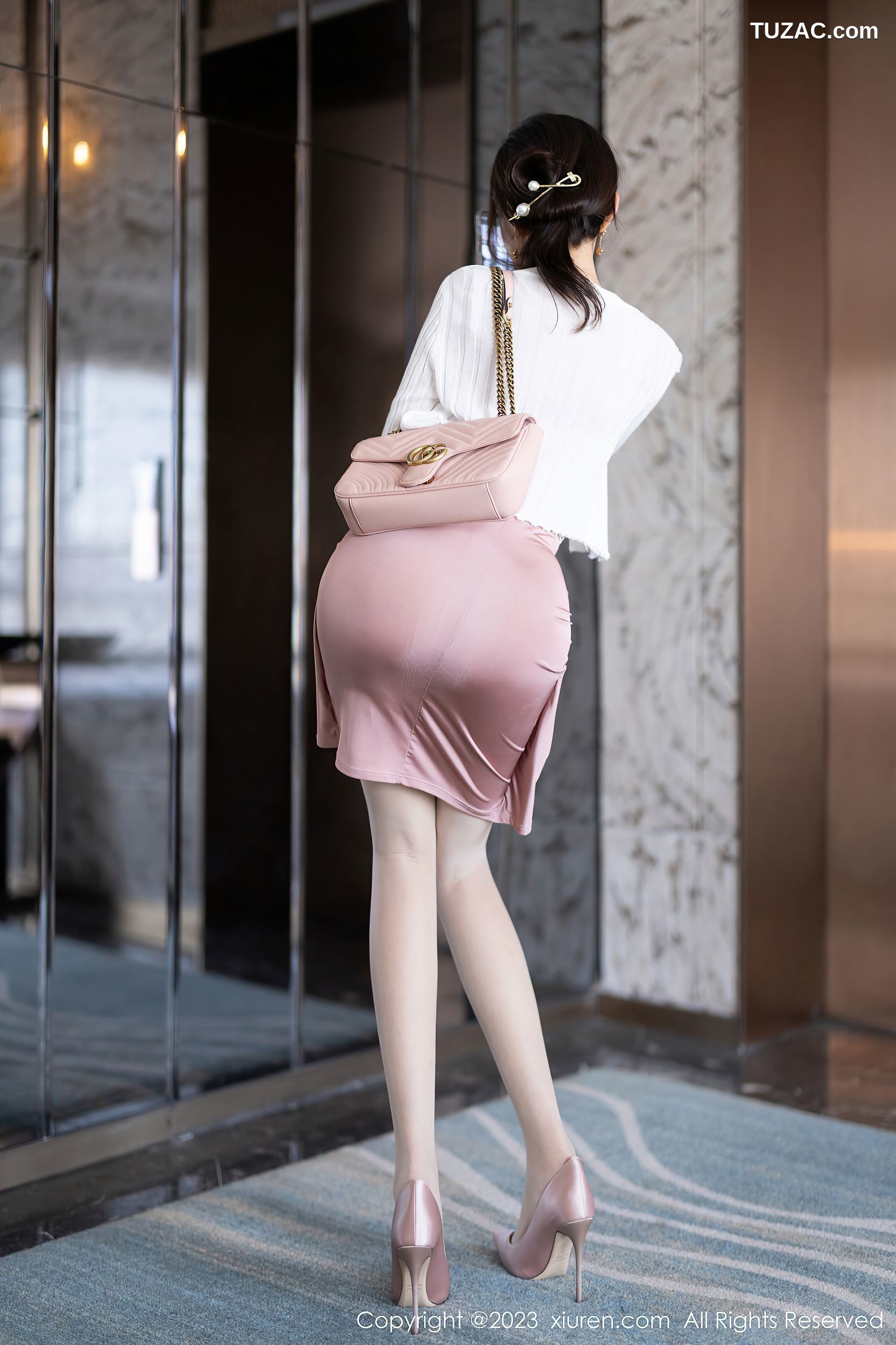 XiuRen秀人网-7640-王馨瑶yanni-金色吊带粉短裙黑色情趣内衣黑丝-2023.11.09