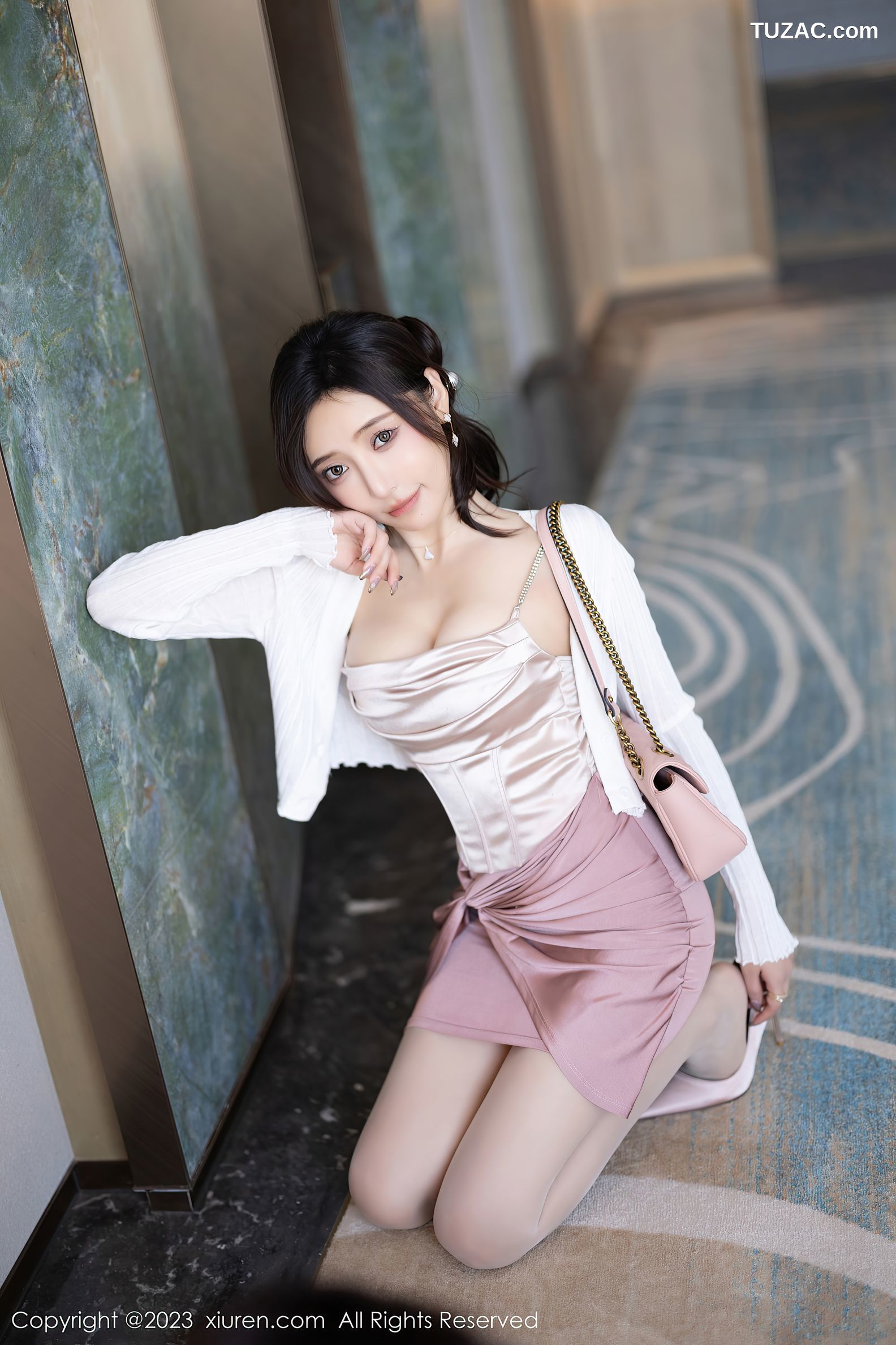 XiuRen秀人网-7640-王馨瑶yanni-金色吊带粉短裙黑色情趣内衣黑丝-2023.11.09