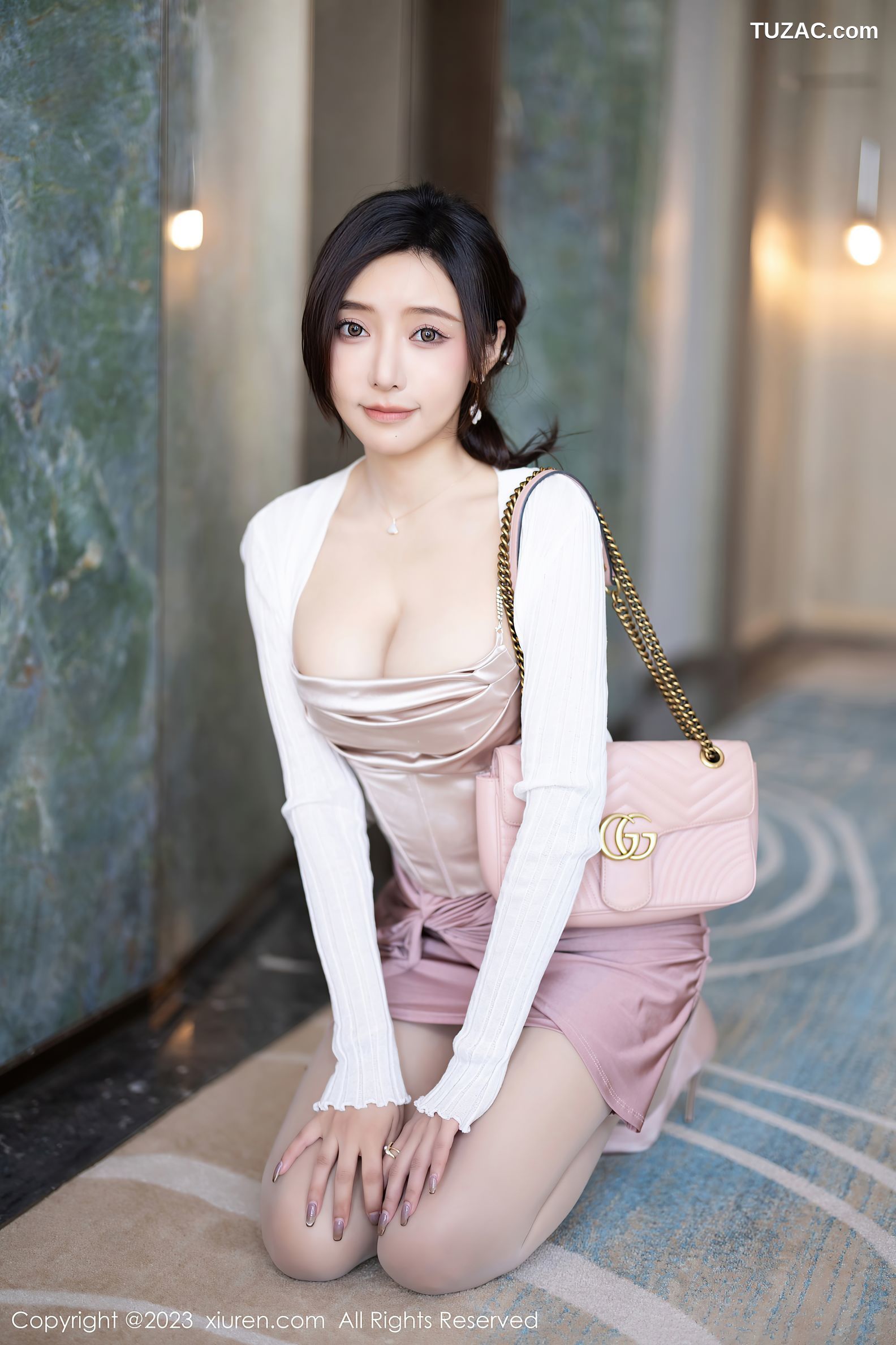 XiuRen秀人网-7640-王馨瑶yanni-金色吊带粉短裙黑色情趣内衣黑丝-2023.11.09