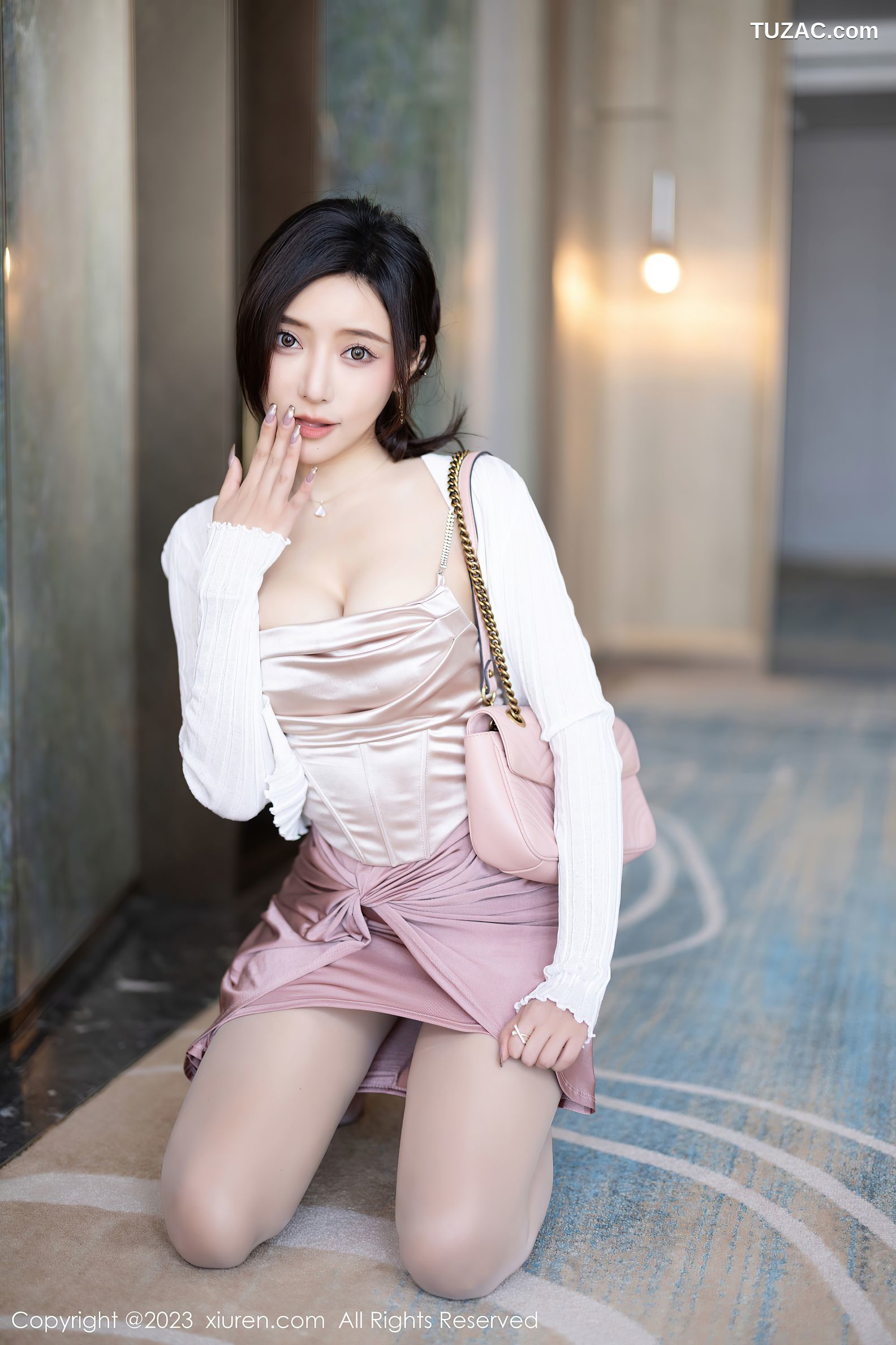 XiuRen秀人网-7640-王馨瑶yanni-金色吊带粉短裙黑色情趣内衣黑丝-2023.11.09