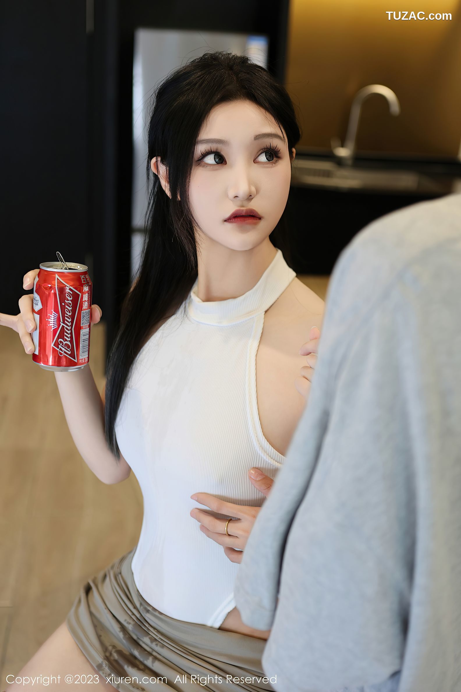 XiuRen秀人网-7663-大橘BBKira-白色死库水浅灰短裙-2023.11.15