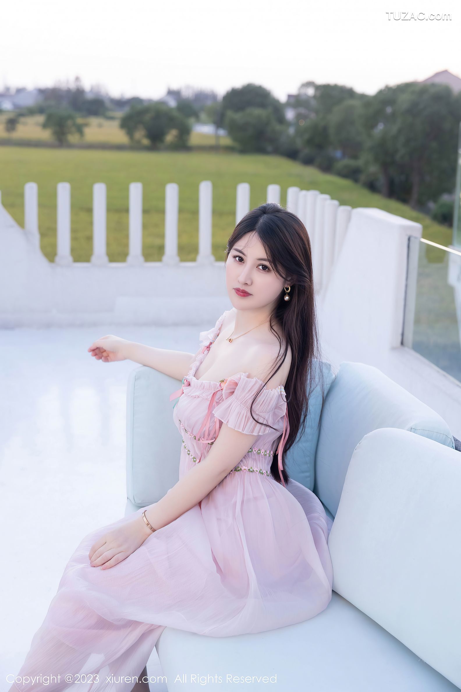 XiuRen秀人网-7666-诗诗kiki-粉色低胸露肩长裙粉色内衣灰丝-2023.11.15