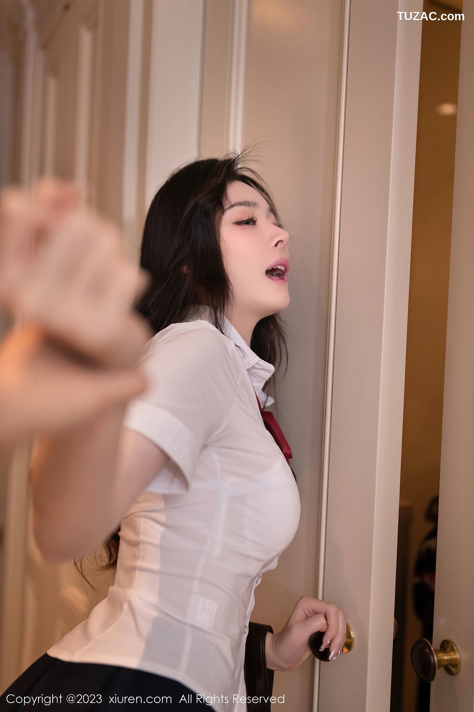 XiuRen秀人网-7674-小逗逗-白衬衫黑短裙学生装黑丝爆乳-2023.11.16