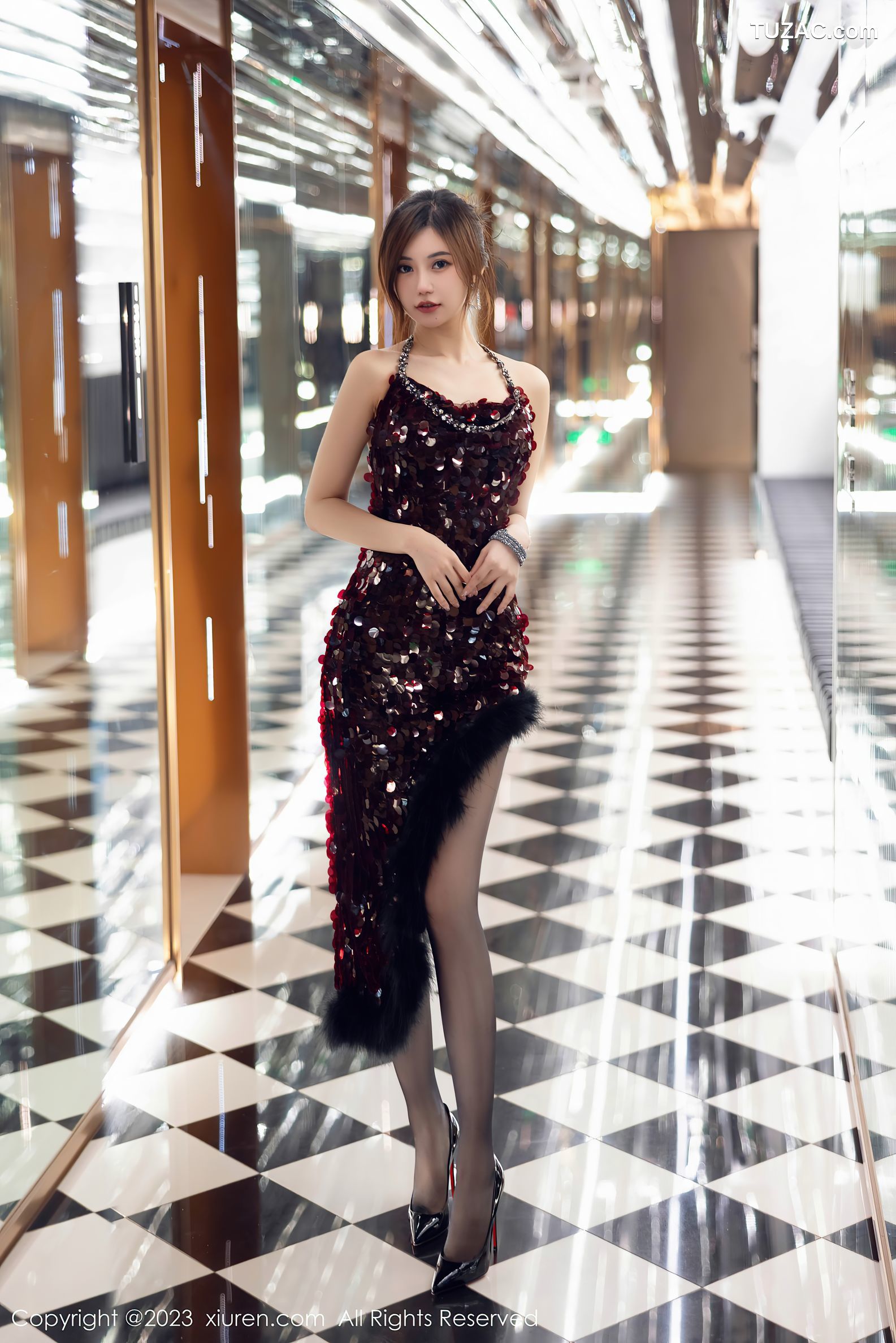 XiuRen秀人网-7679-绮里嘉ula-暗红色吊带长裙黑蕾丝内衣黑丝-2023.11.17