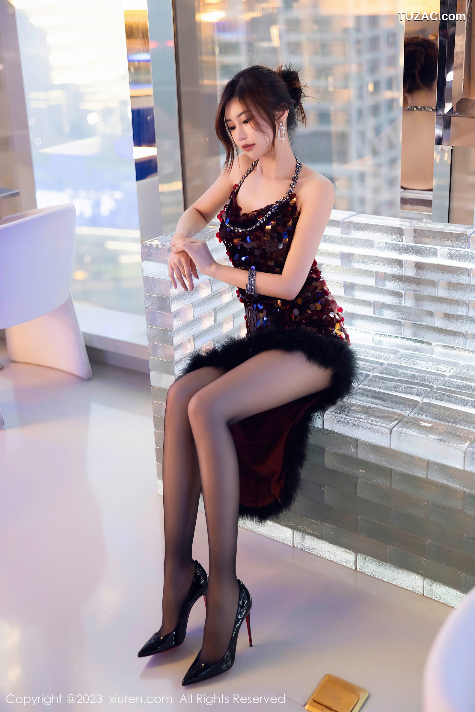 XiuRen秀人网-7679-绮里嘉ula-暗红色吊带长裙黑蕾丝内衣黑丝-2023.11.17