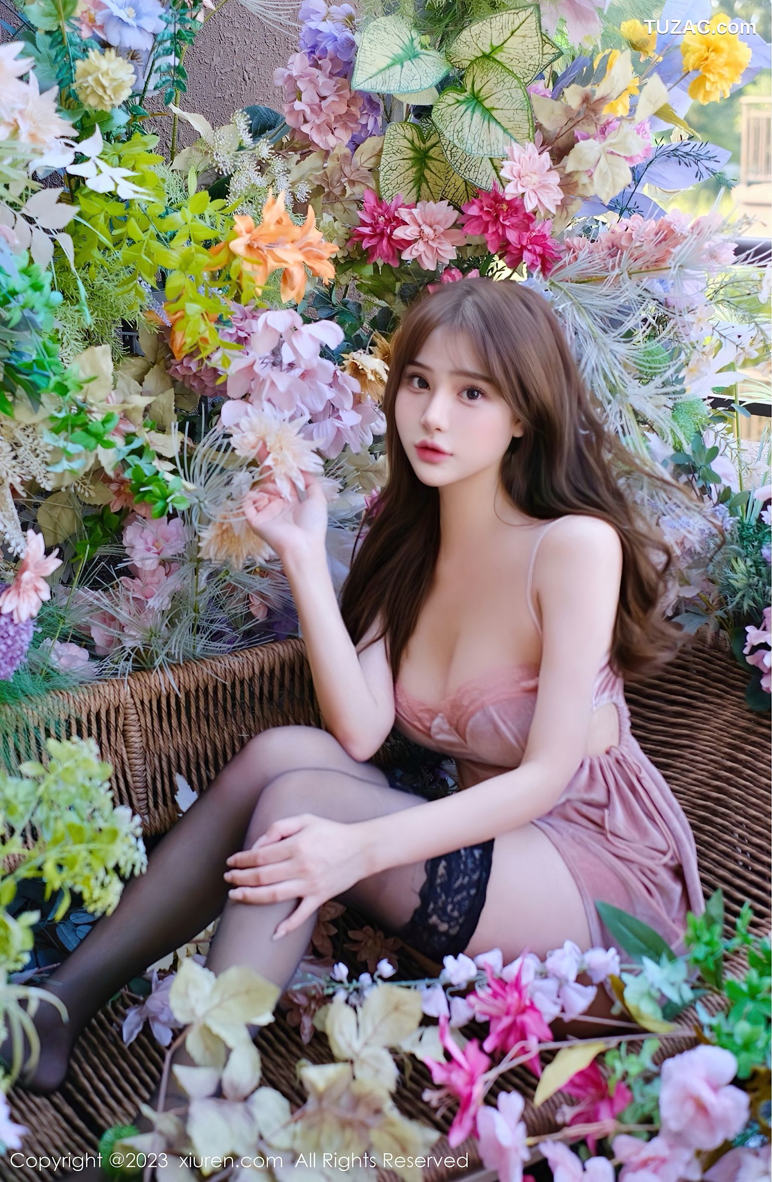 XiuRen秀人网-7757-Lavinia肉肉-浅粉色吊带短裙红色蕾丝内衣-2023.12.04