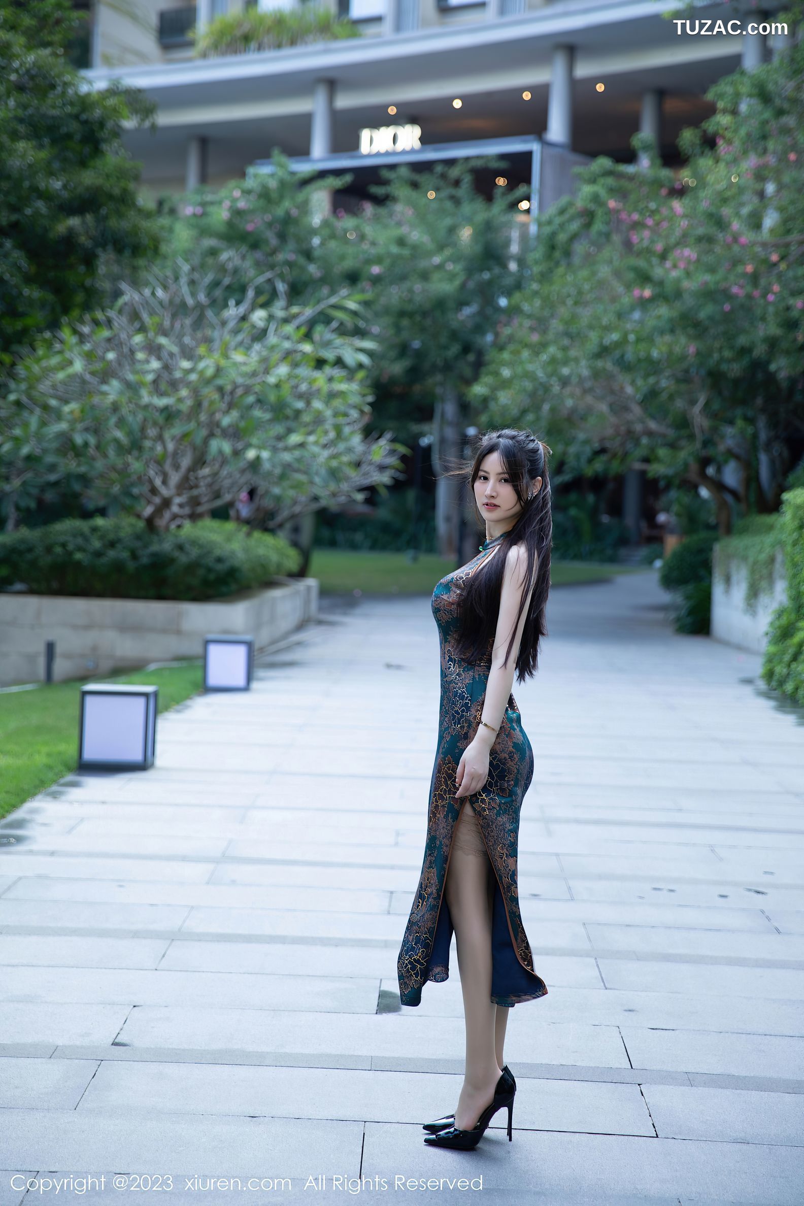 XiuRen秀人网-7807-诗诗kiki-暗鎏金纹深色旗袍黑蕾丝内衣爆乳-2023.12.14