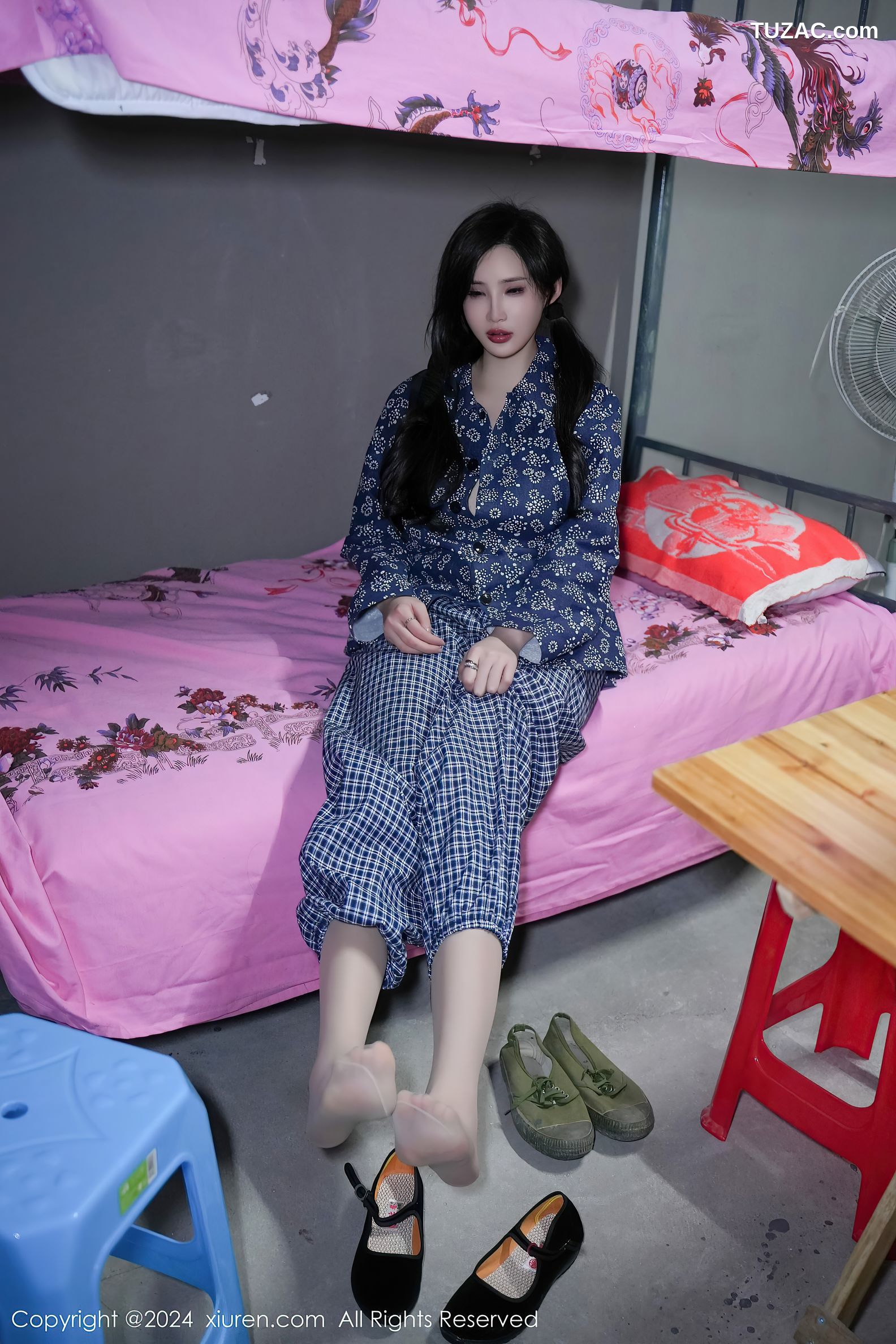 XiuRen秀人网-7915-Carol周妍希-民工宿舍蓝印花布衫肉丝爆乳-2024.01.05